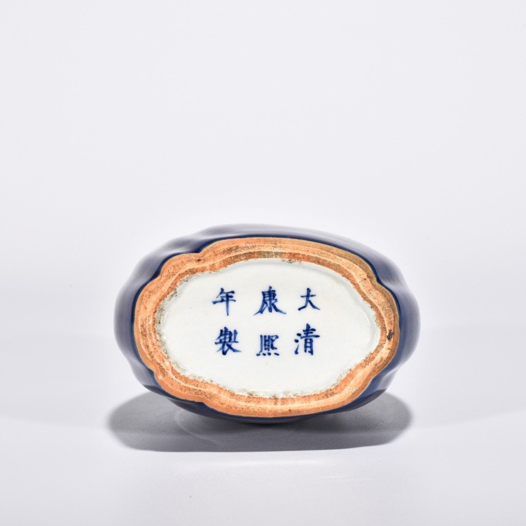 Qing Dynasty Kangxi Ji-blue glazed baggage vase