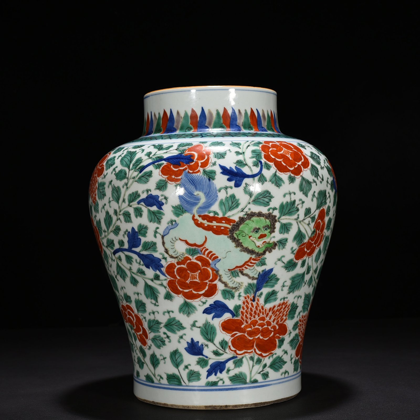 Qing Dynasty Kangxi blue and white multi-colored lion jar