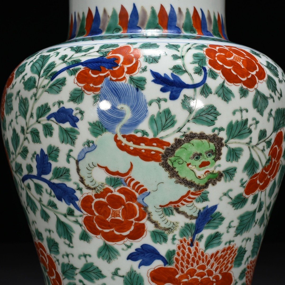 Qing Dynasty Kangxi blue and white multi-colored lion jar