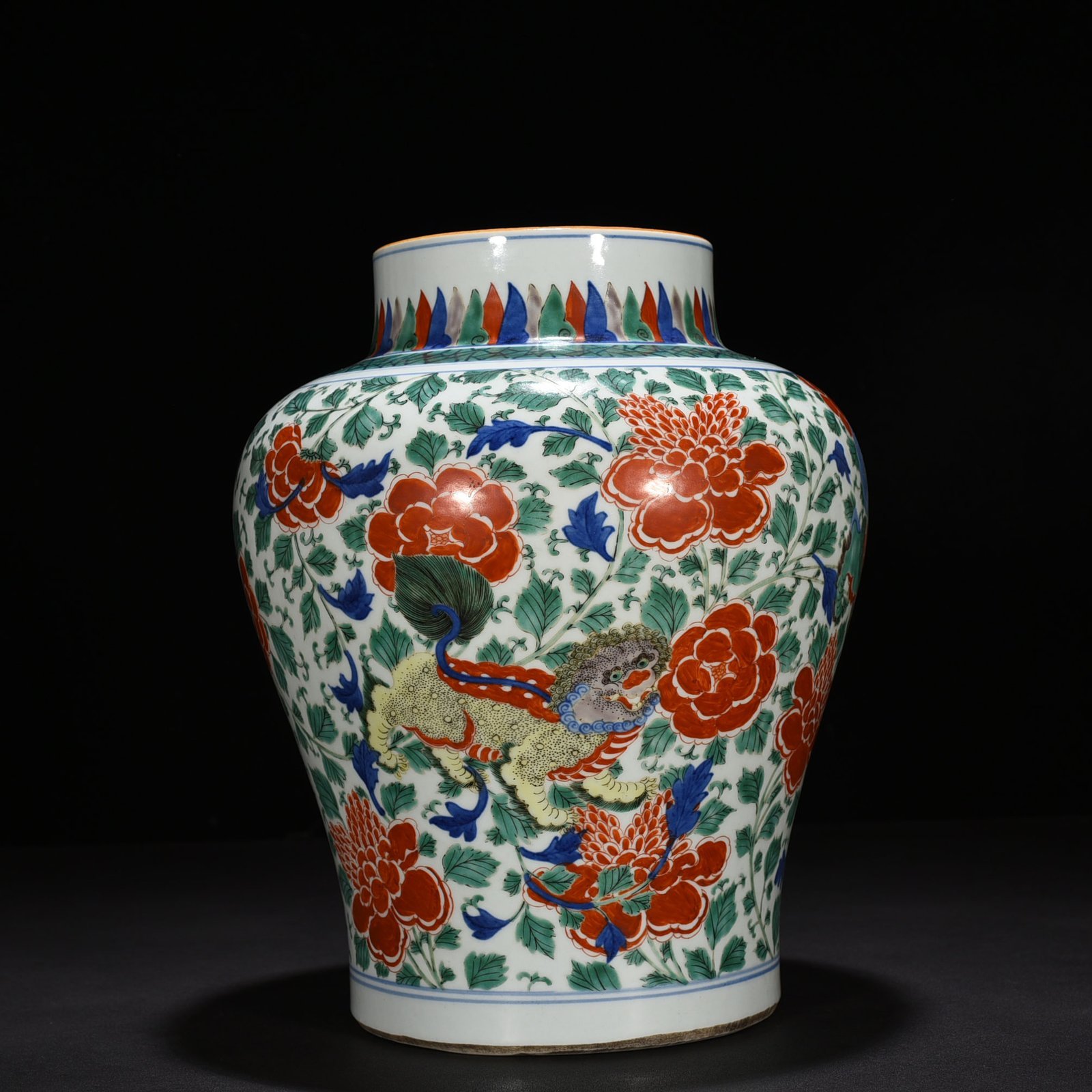 Qing Dynasty Kangxi blue and white multi-colored lion jar