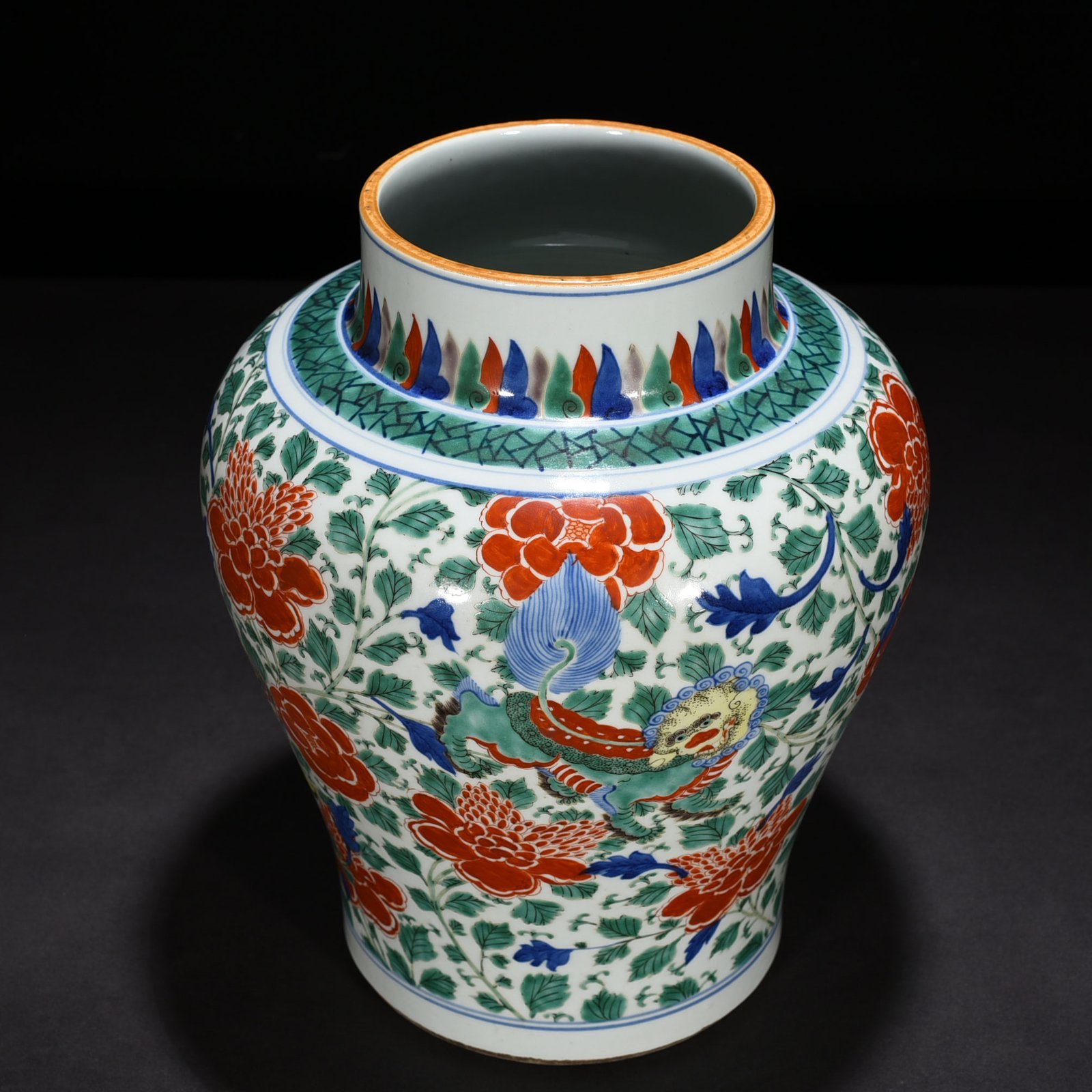 Qing Dynasty Kangxi blue and white multi-colored lion jar