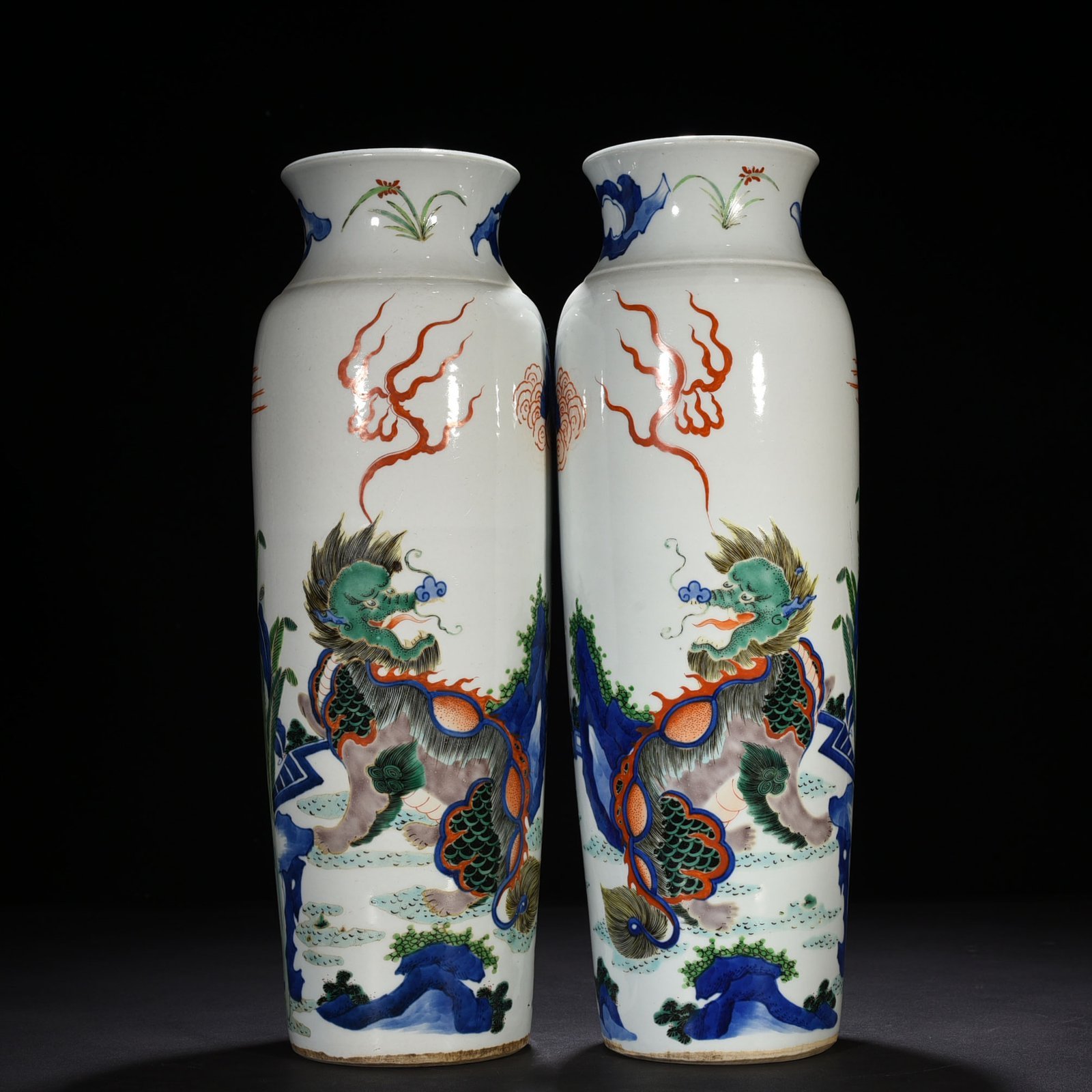 Qing Dynasty Kangxi blue and white multicolored banana leaf unicorn cylinder vase