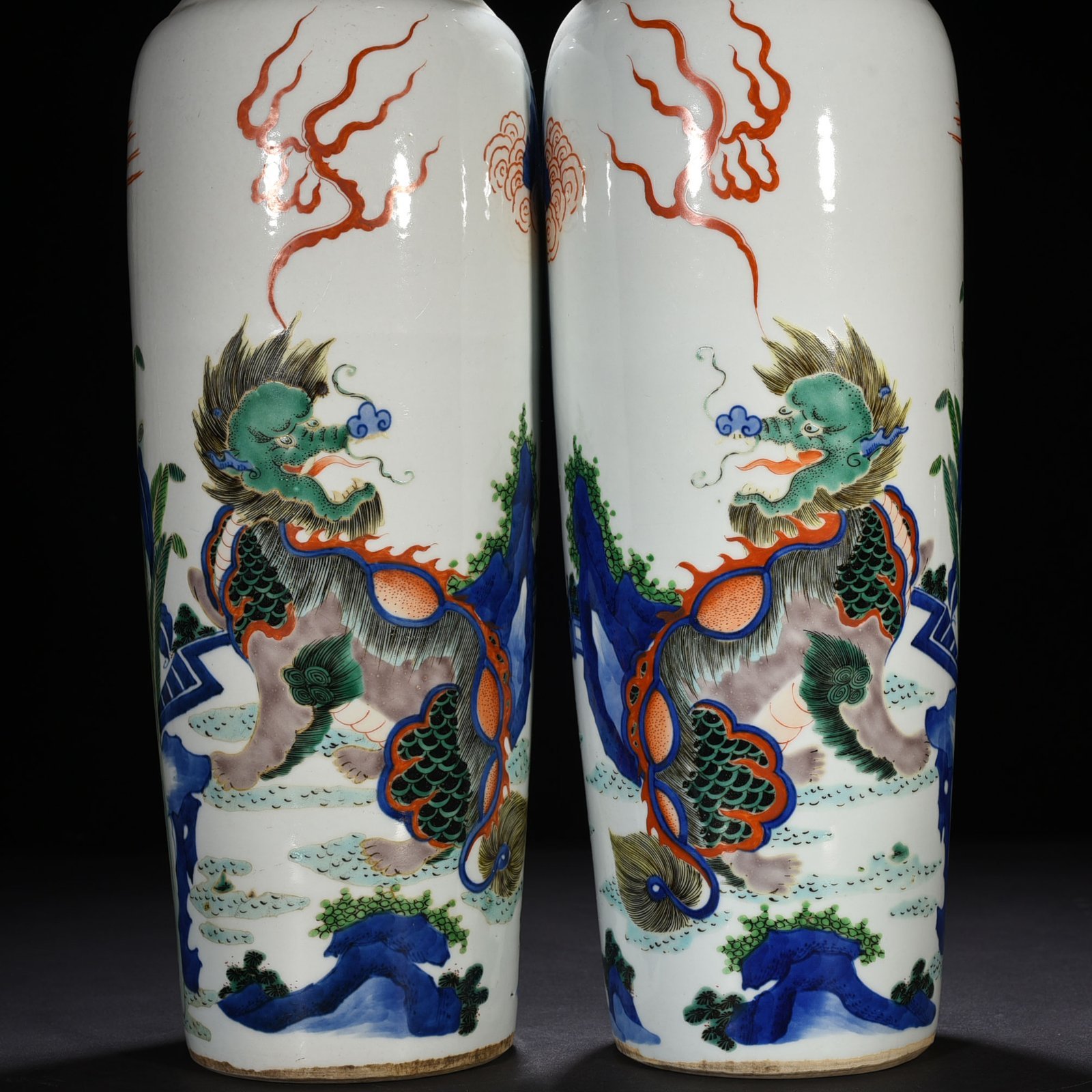 Qing Dynasty Kangxi blue and white multicolored banana leaf unicorn cylinder vase