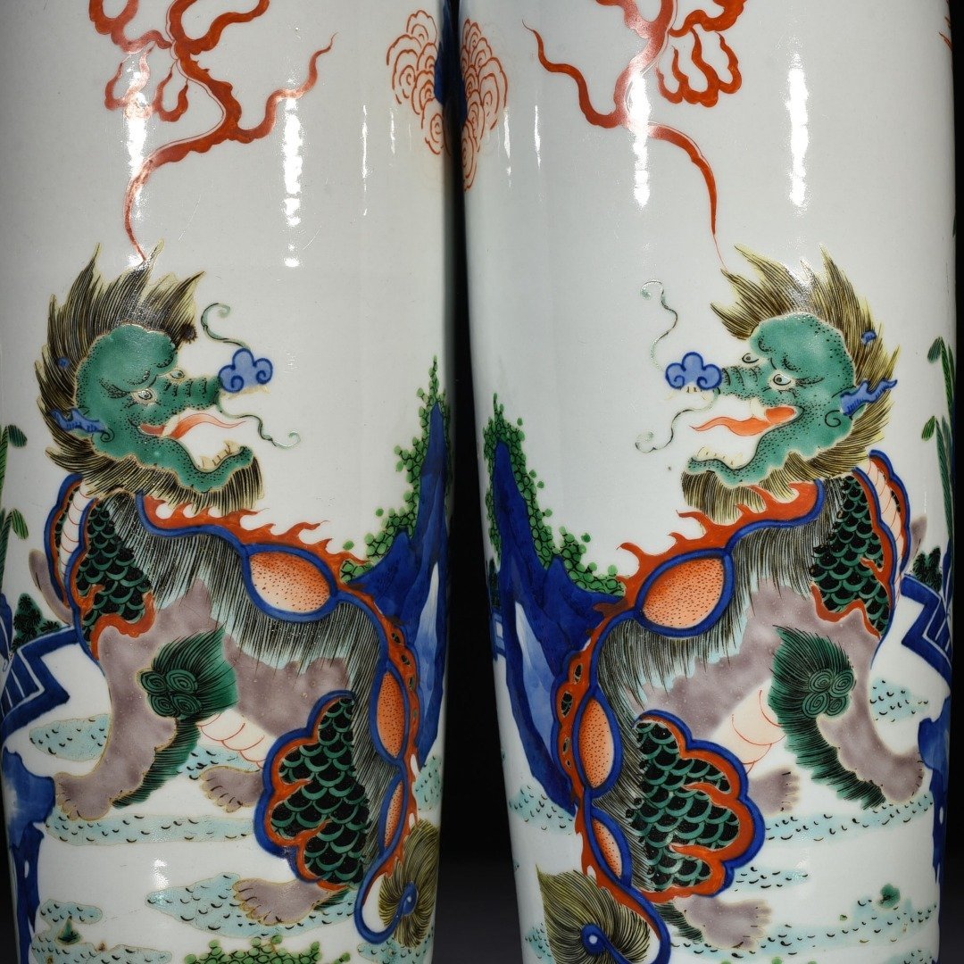 Qing Dynasty Kangxi blue and white multicolored banana leaf unicorn cylinder vase