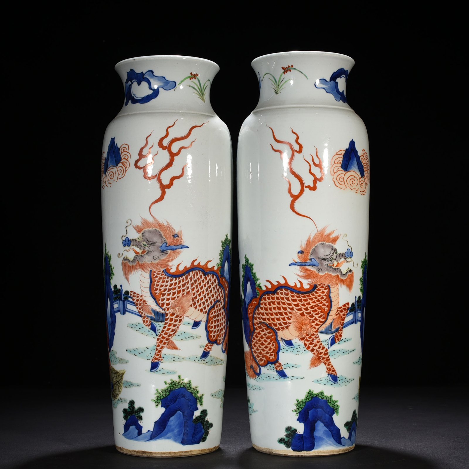 Qing Dynasty Kangxi blue and white multicolored banana leaf unicorn cylinder vase