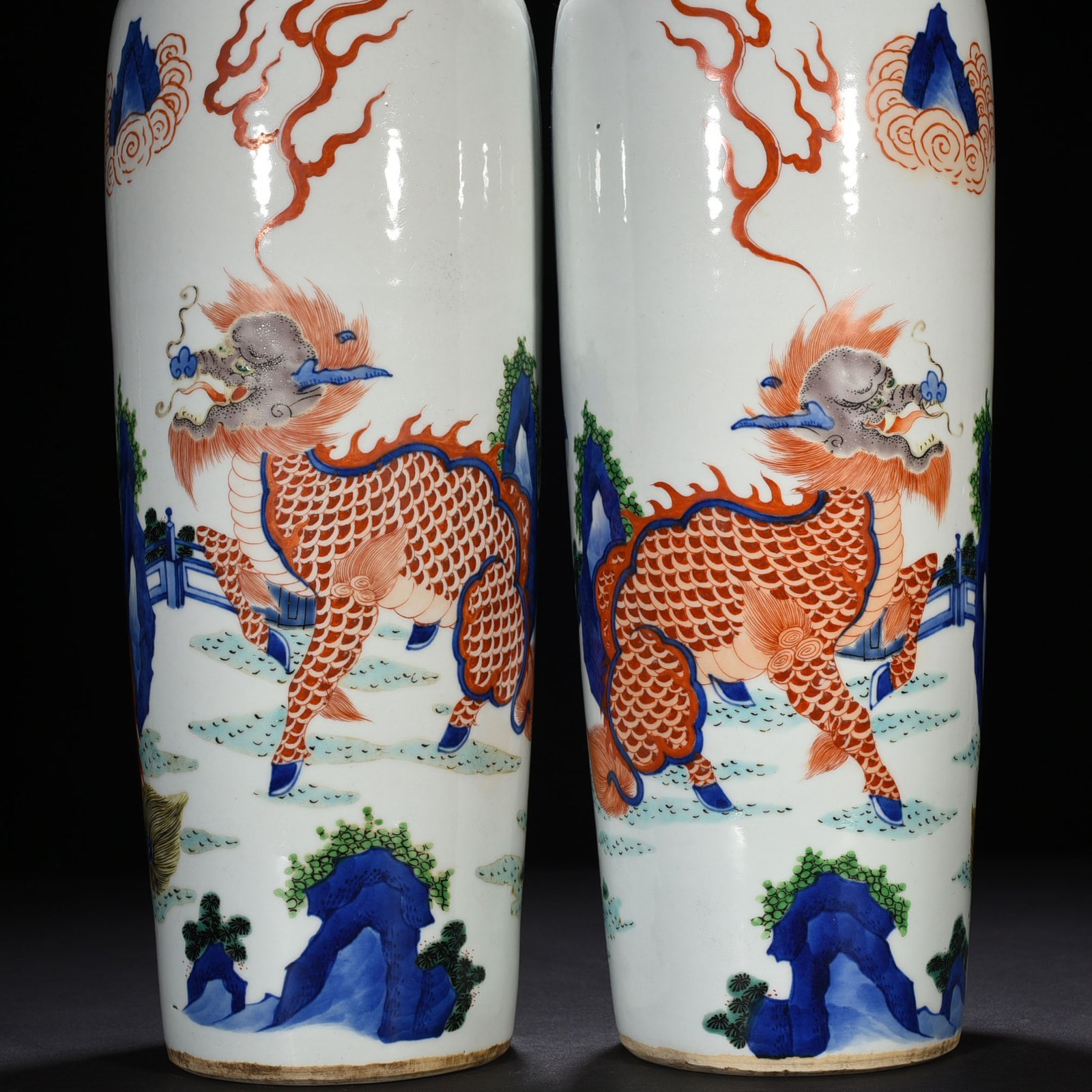Qing Dynasty Kangxi blue and white multicolored banana leaf unicorn cylinder vase