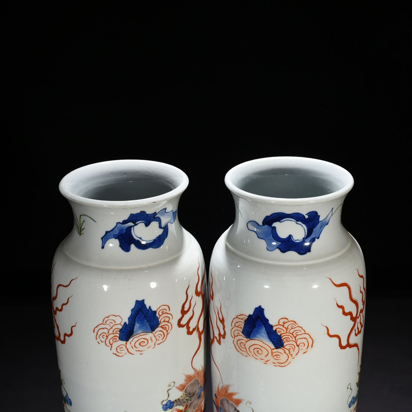 Qing Dynasty Kangxi blue and white multicolored banana leaf unicorn cylinder vase