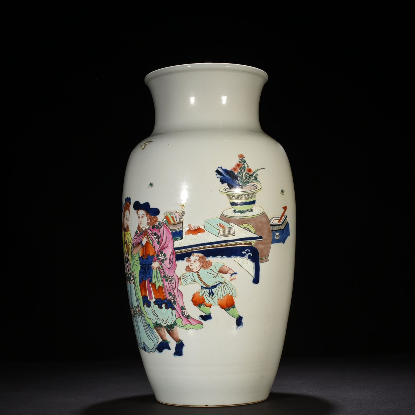 Qing Dynasty Kangxi blue and white multicolored Western figure vase
