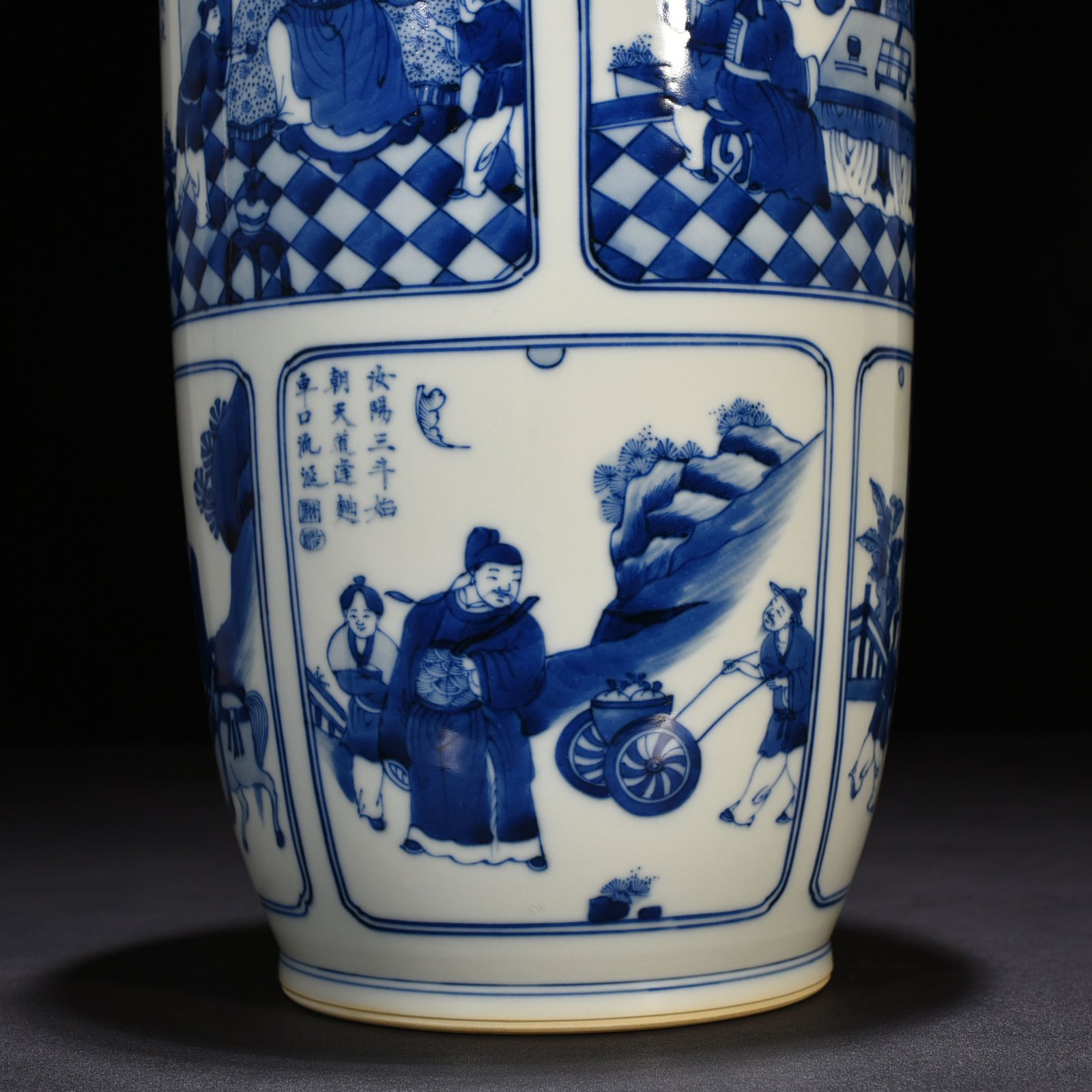 Qing Dynasty Kangxi blue and white character story hammer vase