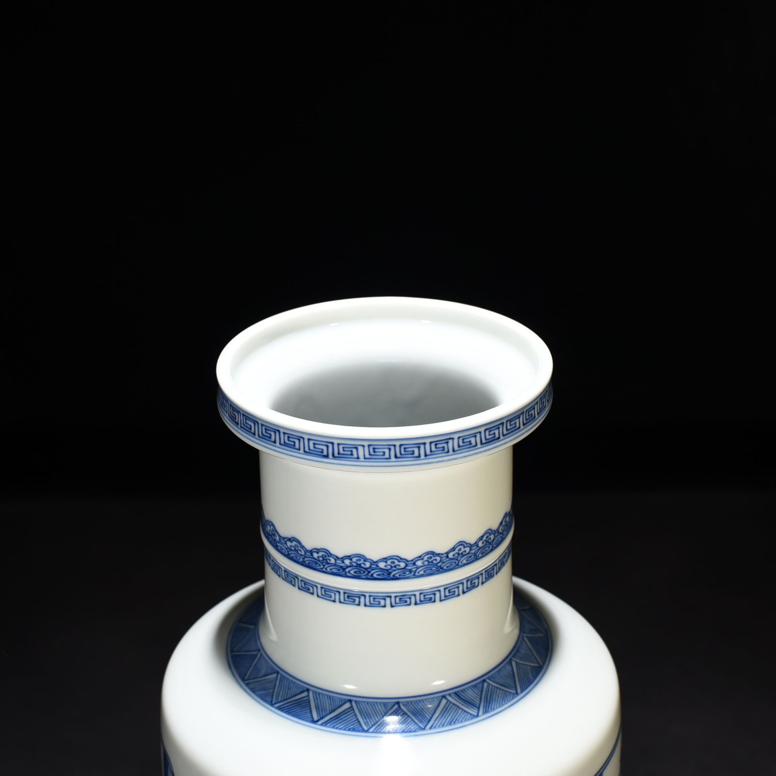 Qing Dynasty Kangxi blue and white character story hammer vase