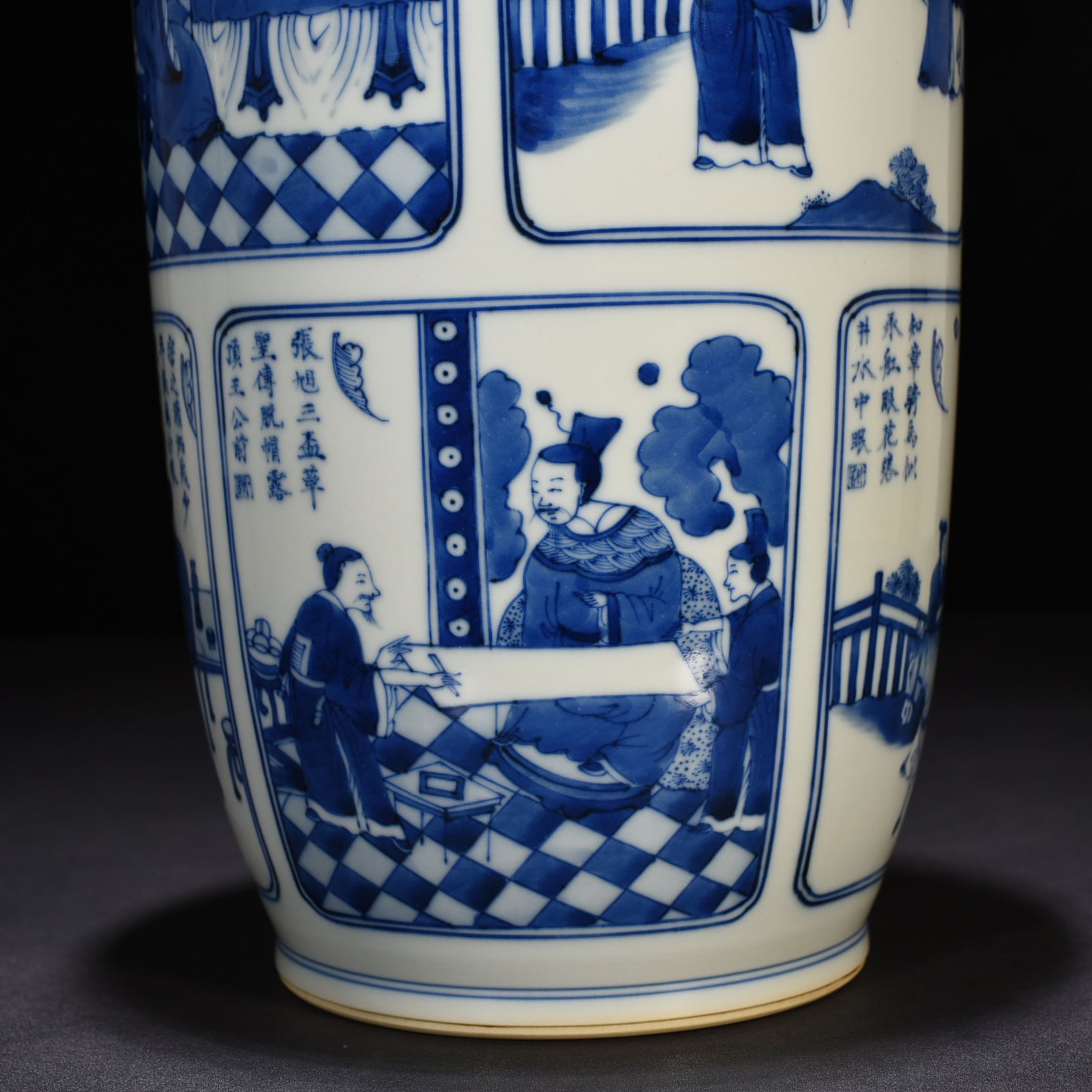 Qing Dynasty Kangxi blue and white character story hammer vase