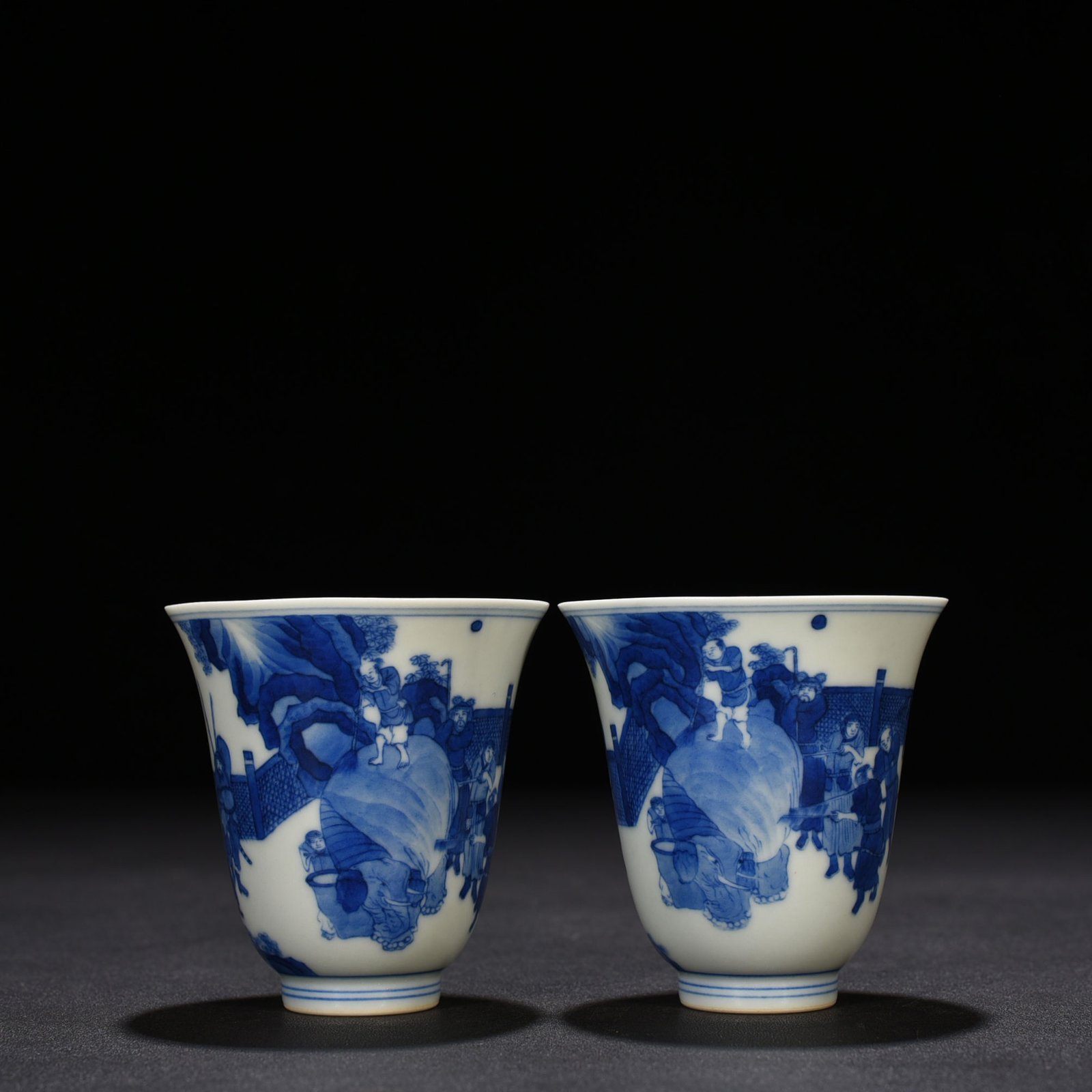 Qing Dynasty Kangxi blue and white figure bell cup