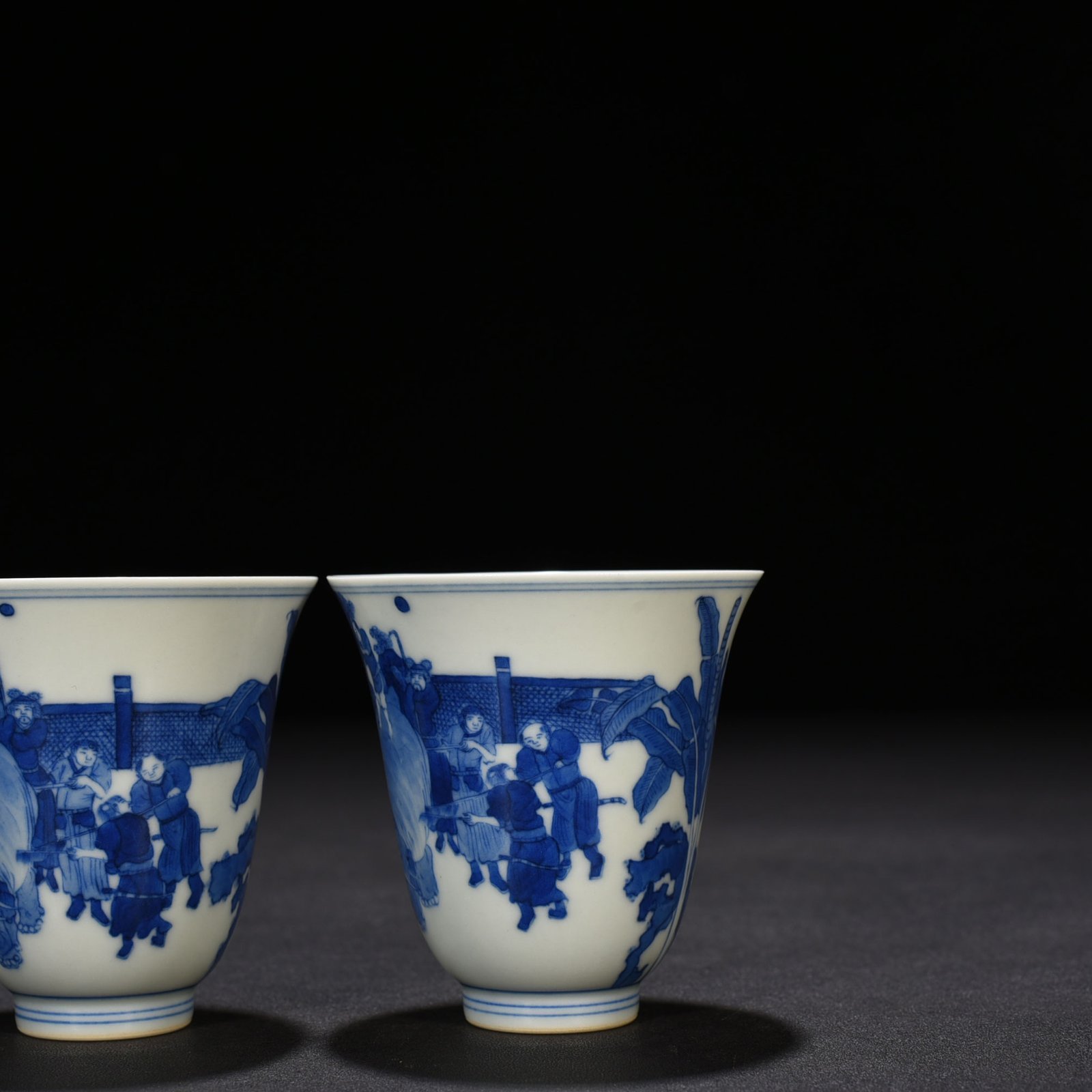 Qing Dynasty Kangxi blue and white figure bell cup