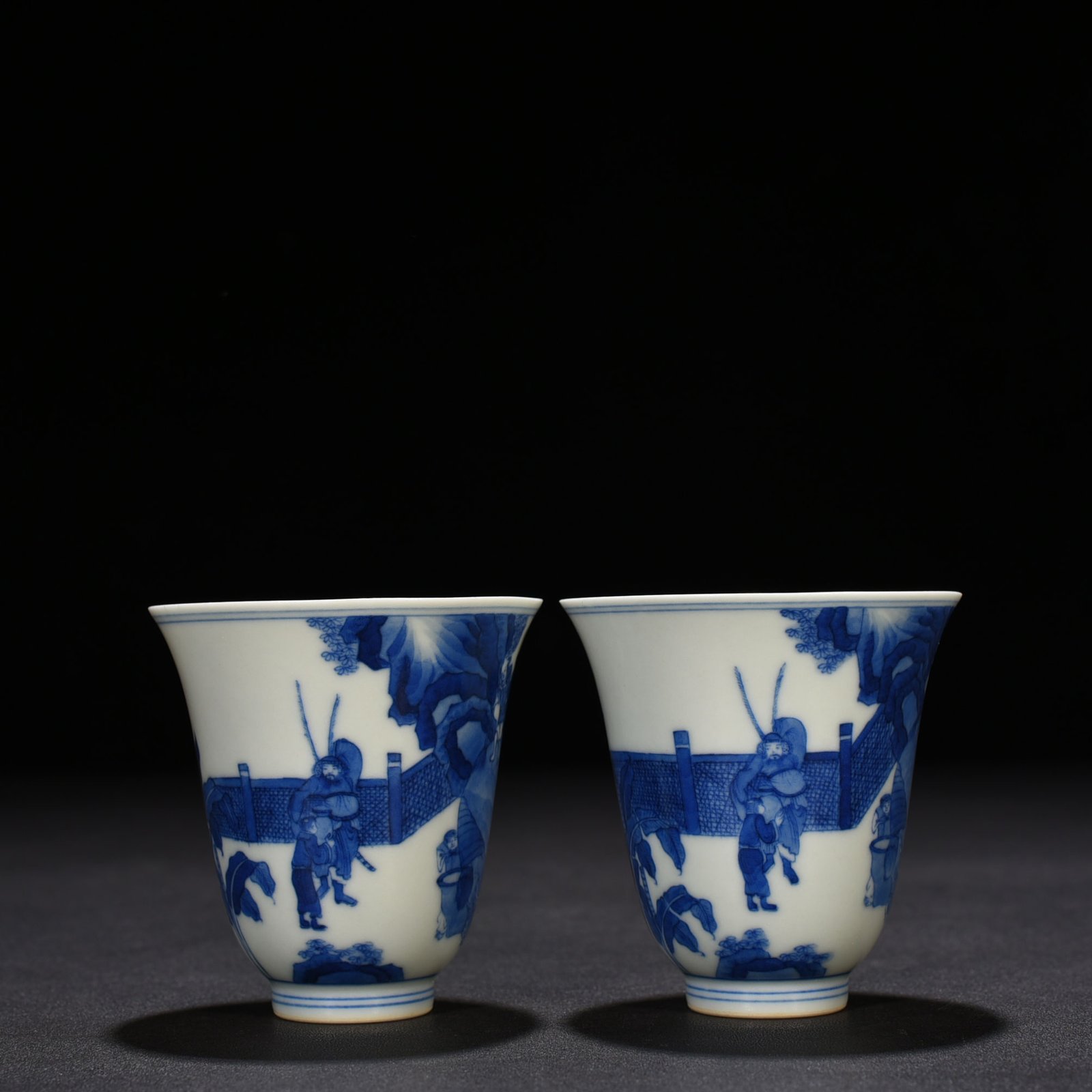 Qing Dynasty Kangxi blue and white figure bell cup