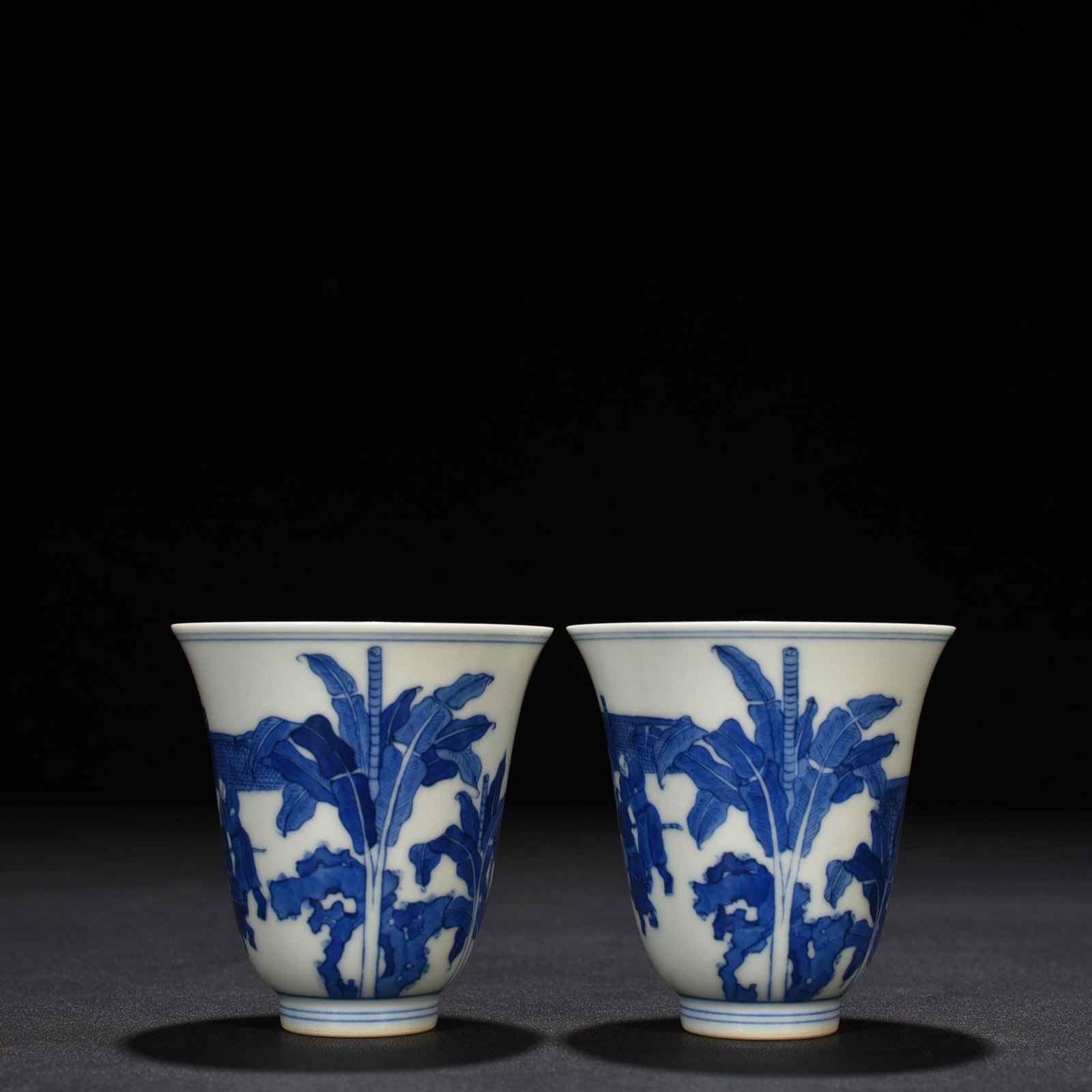 Qing Dynasty Kangxi blue and white figure bell cup