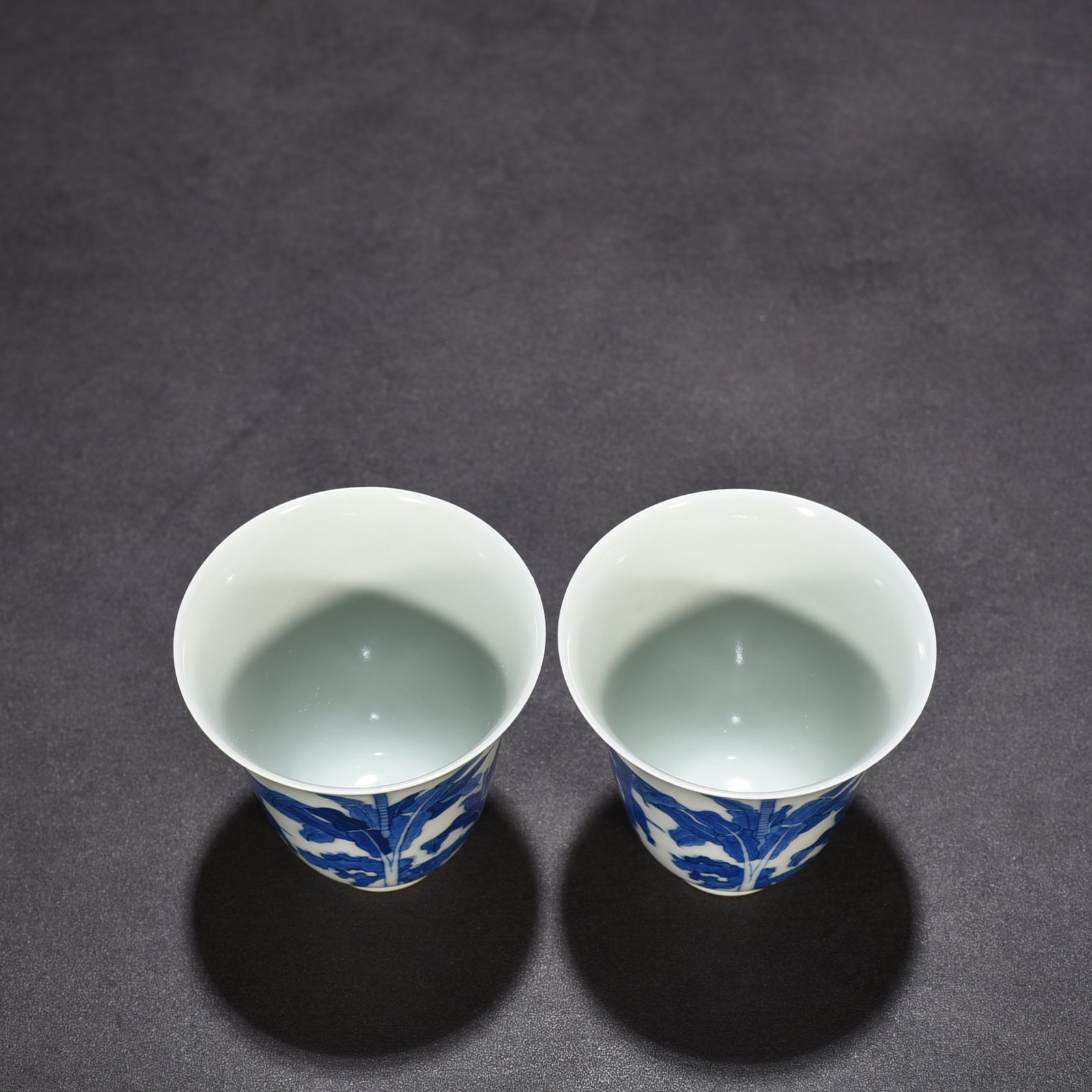 Qing Dynasty Kangxi blue and white figure bell cup