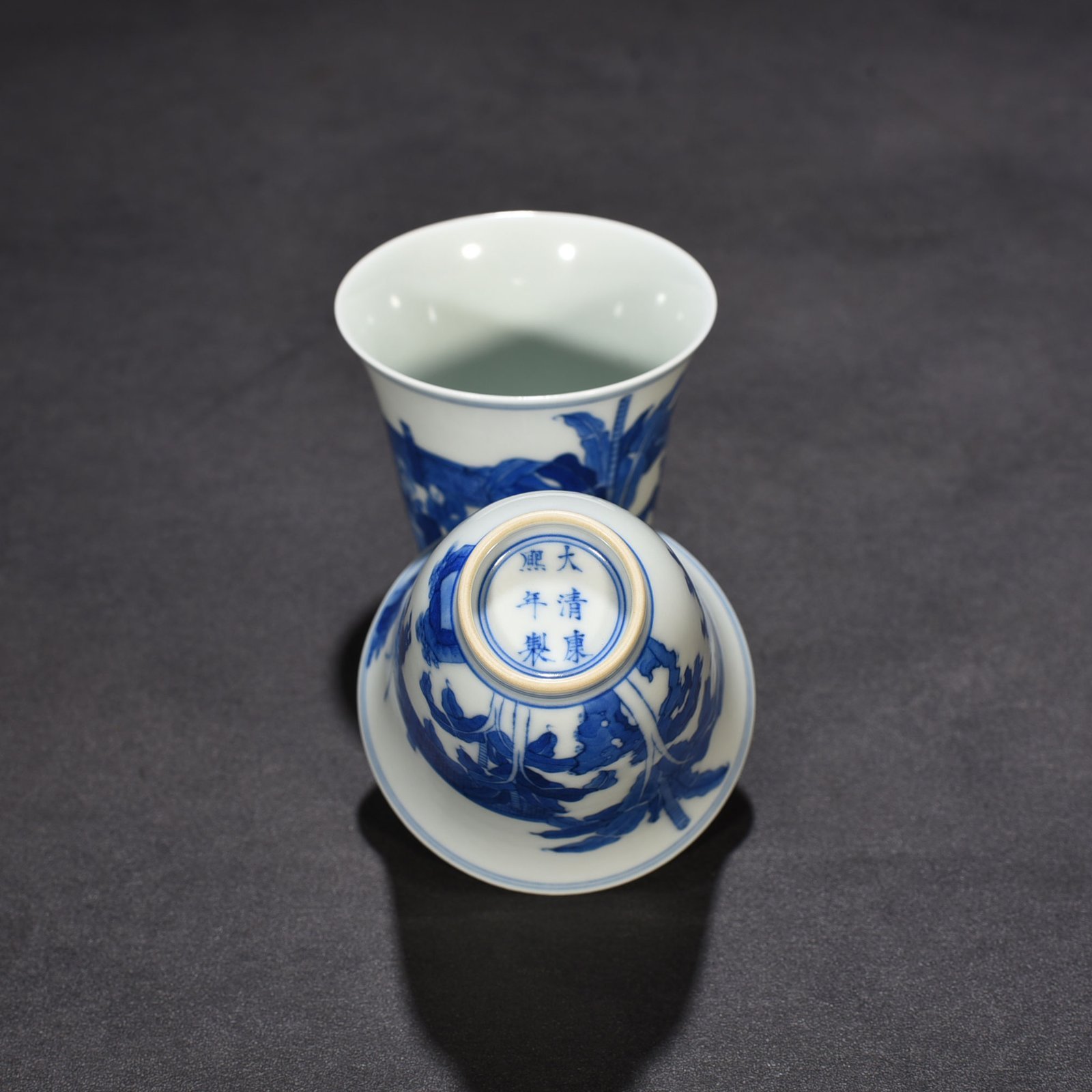 Qing Dynasty Kangxi blue and white figure bell cup