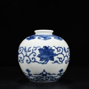 Qing Dynasty Kangxi blue and white flower jar
