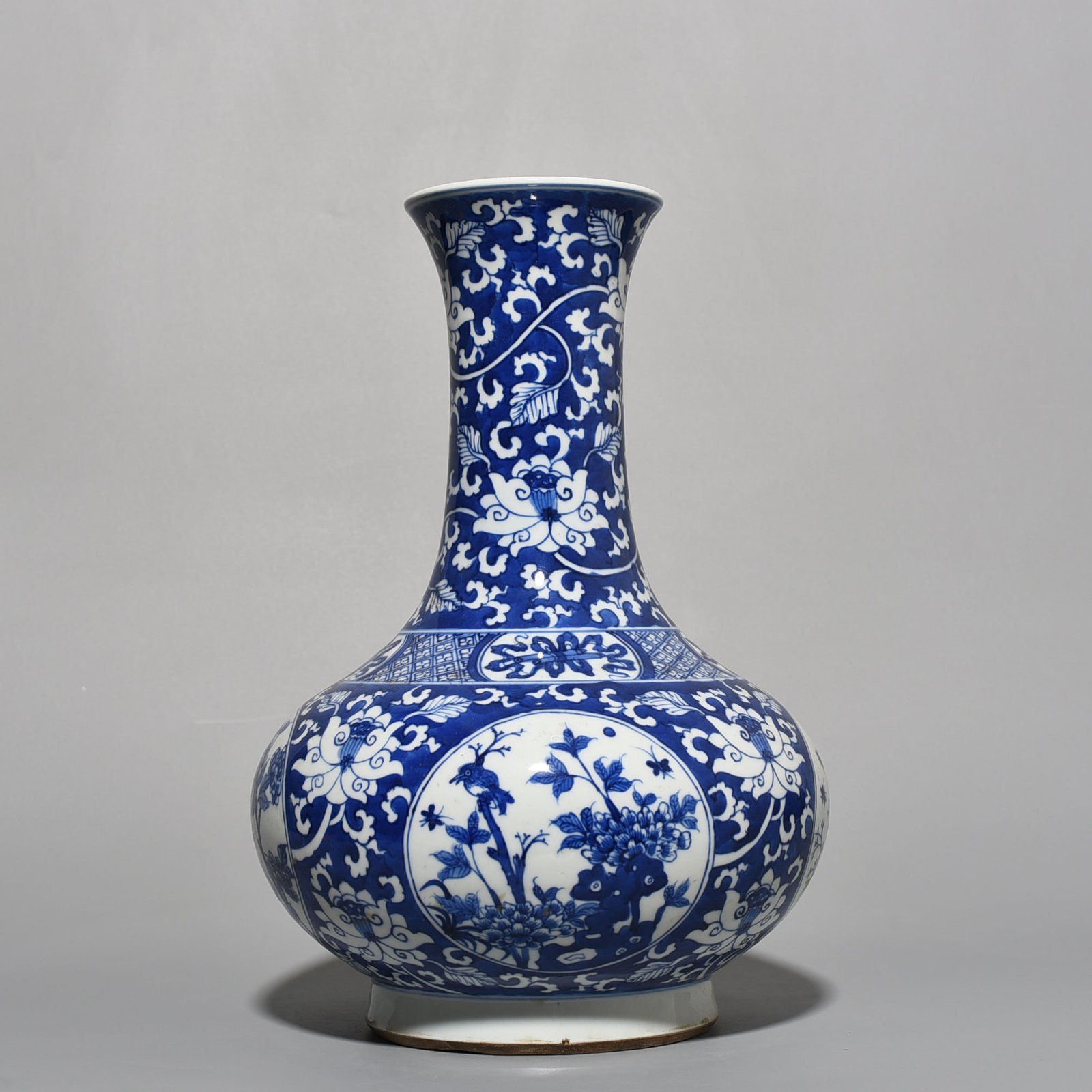 Qing Dynasty Kangxi blue and white flower and bird vase