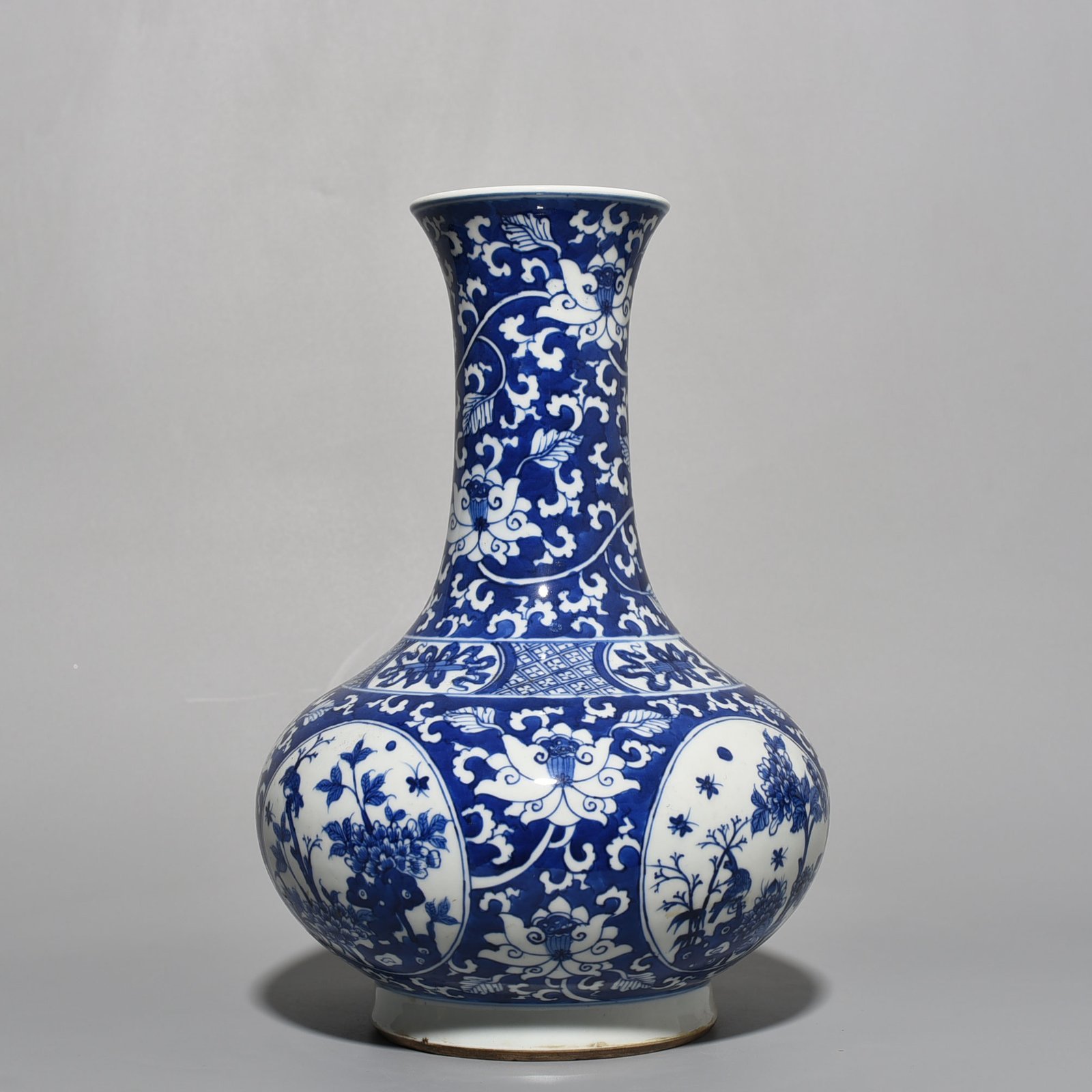 Qing Dynasty Kangxi blue and white flower and bird vase