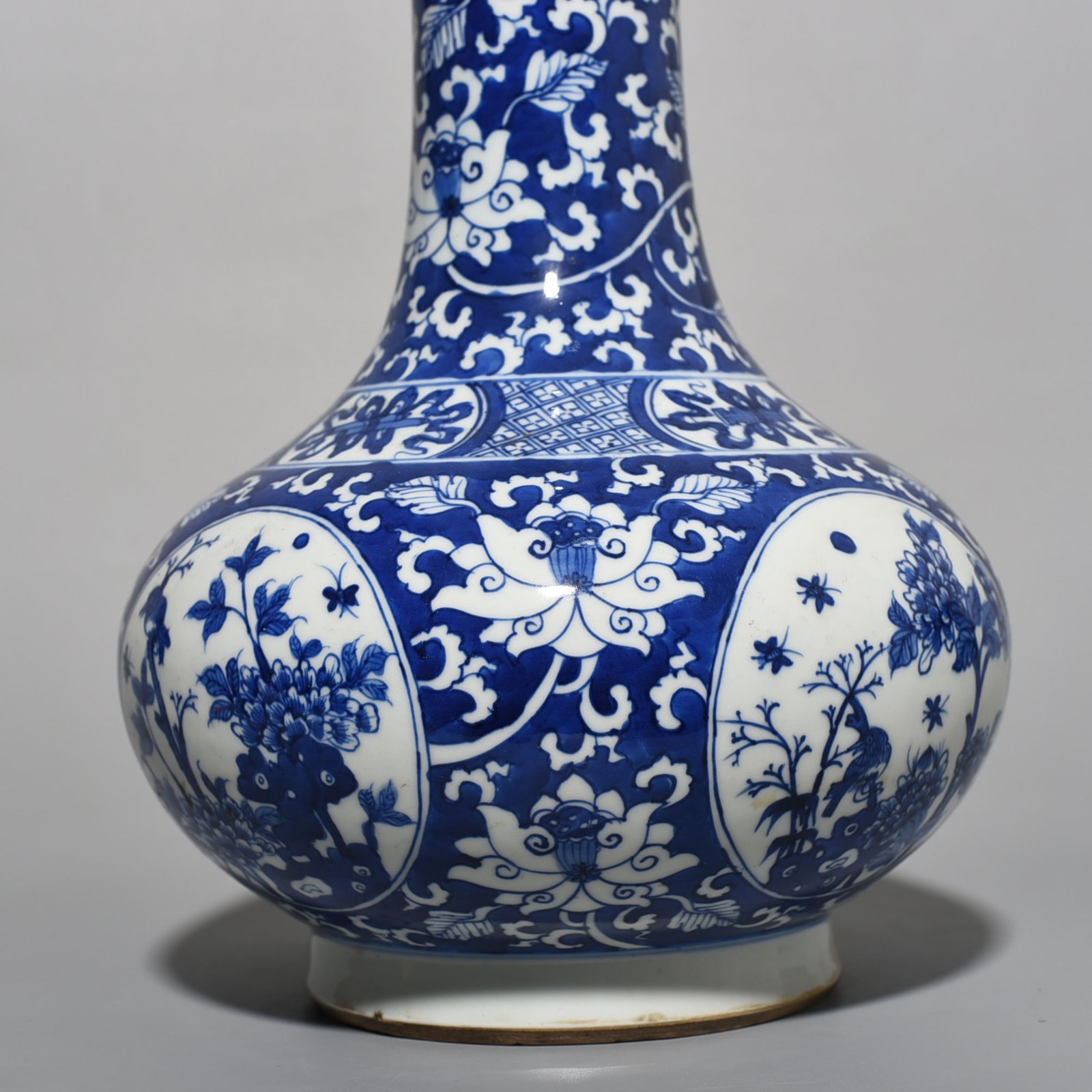 Qing Dynasty Kangxi blue and white flower and bird vase