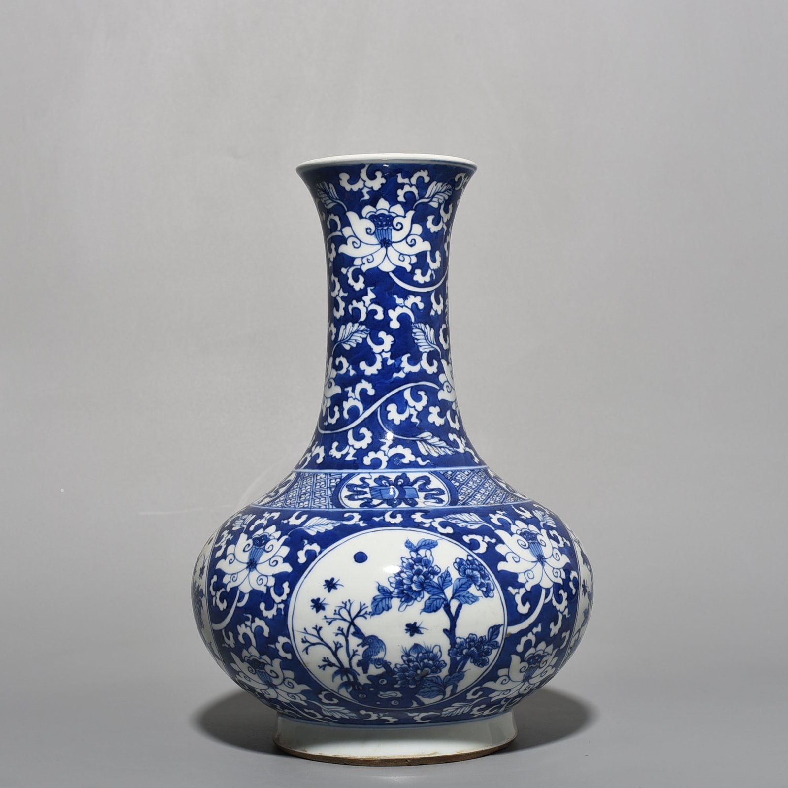 Qing Dynasty Kangxi blue and white flower and bird vase