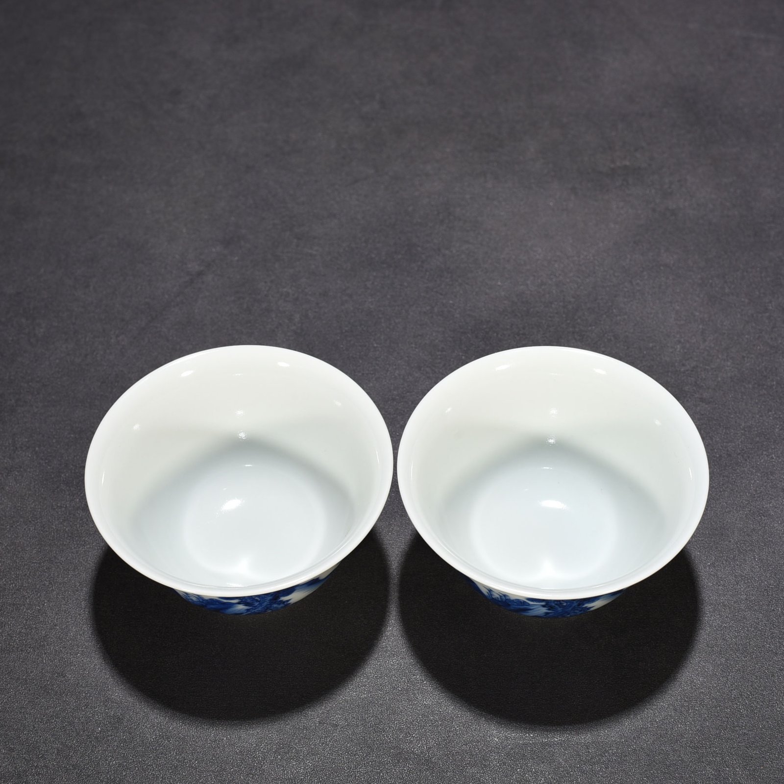 Qing Dynasty Kangxi blue and white gift cup with character story
