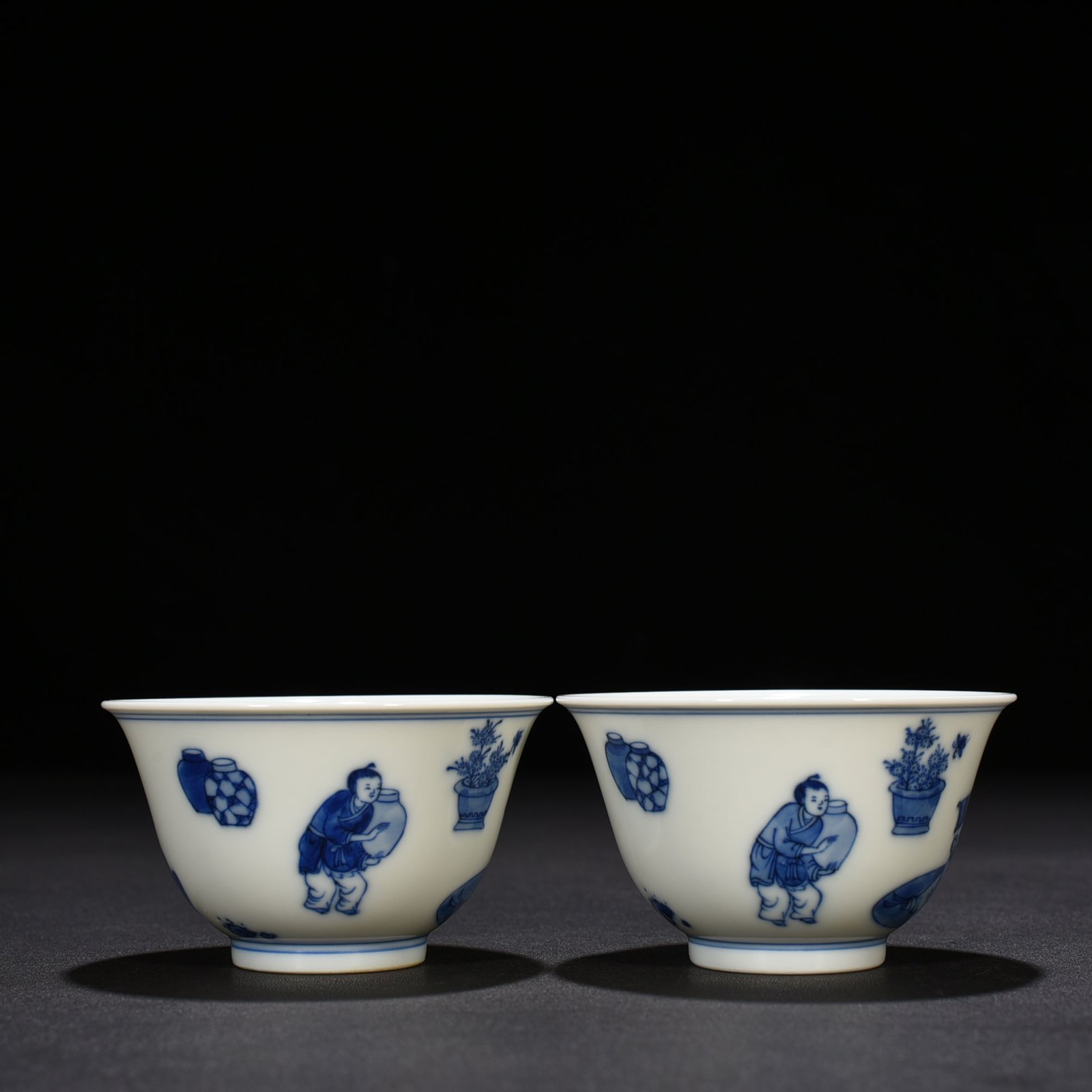 Qing Dynasty Kangxi blue and white Taoist figure cup