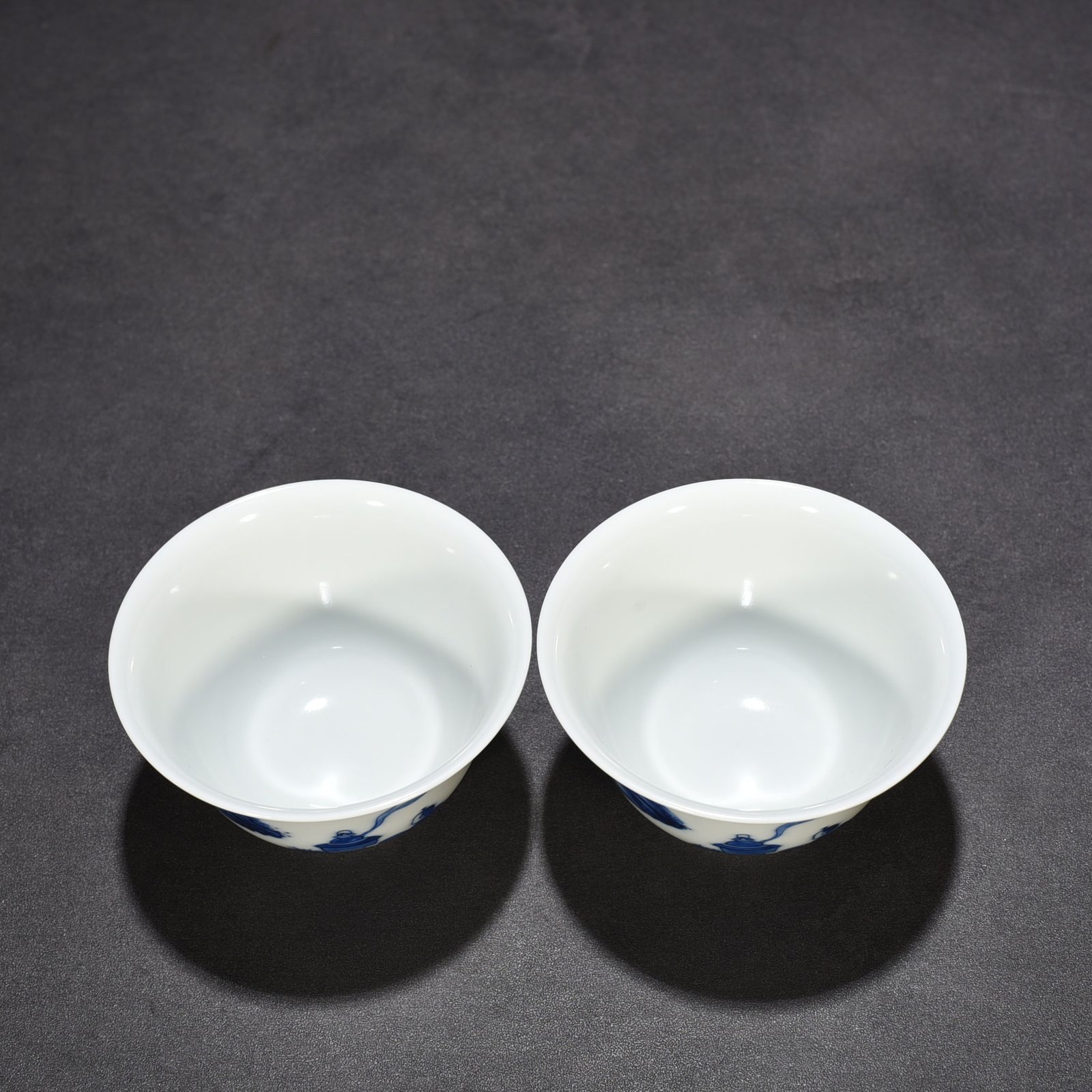 Qing Dynasty Kangxi blue and white Taoist figure cup