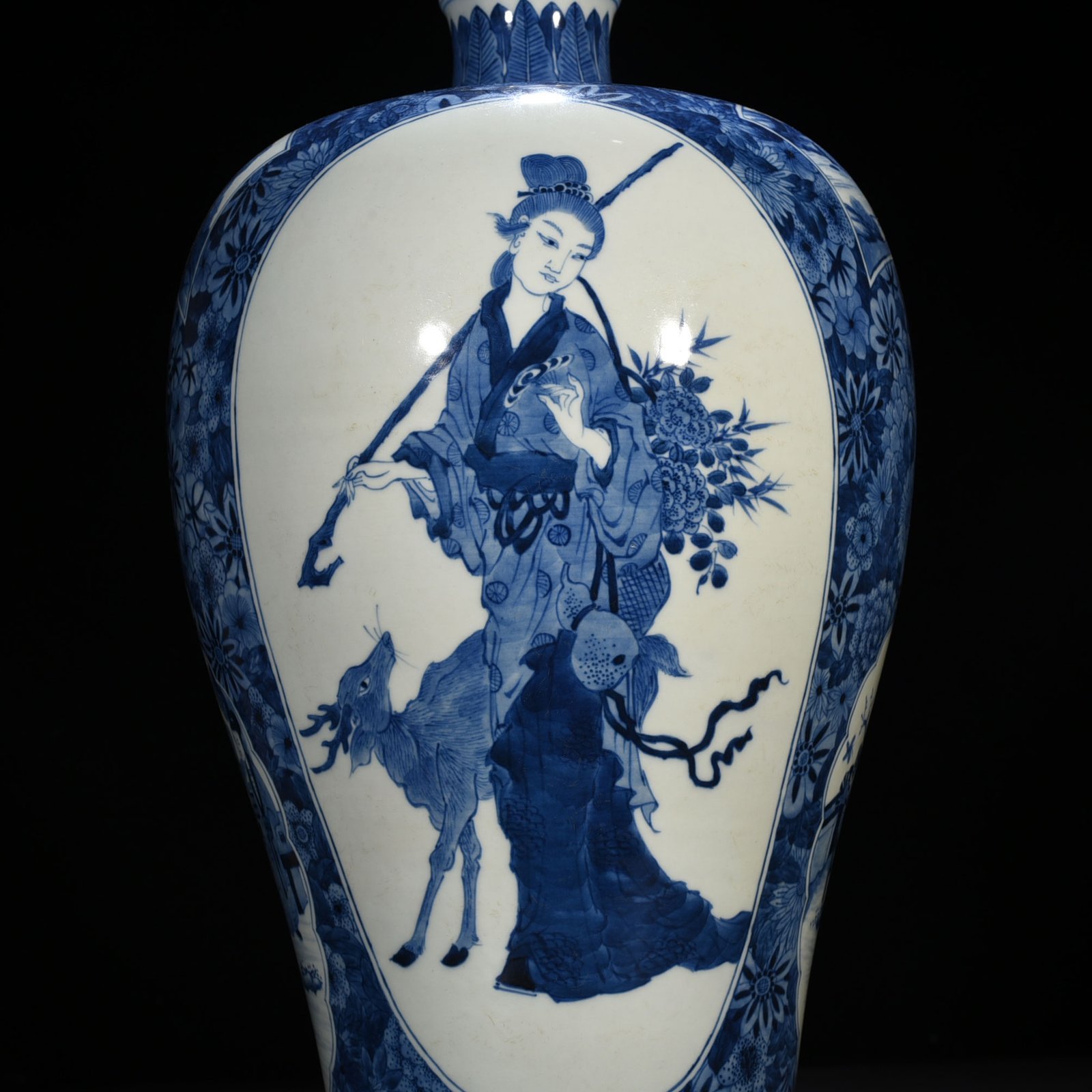 Qing Dynasty Kangxi blue and white Magu birthday gift plum vase with figure