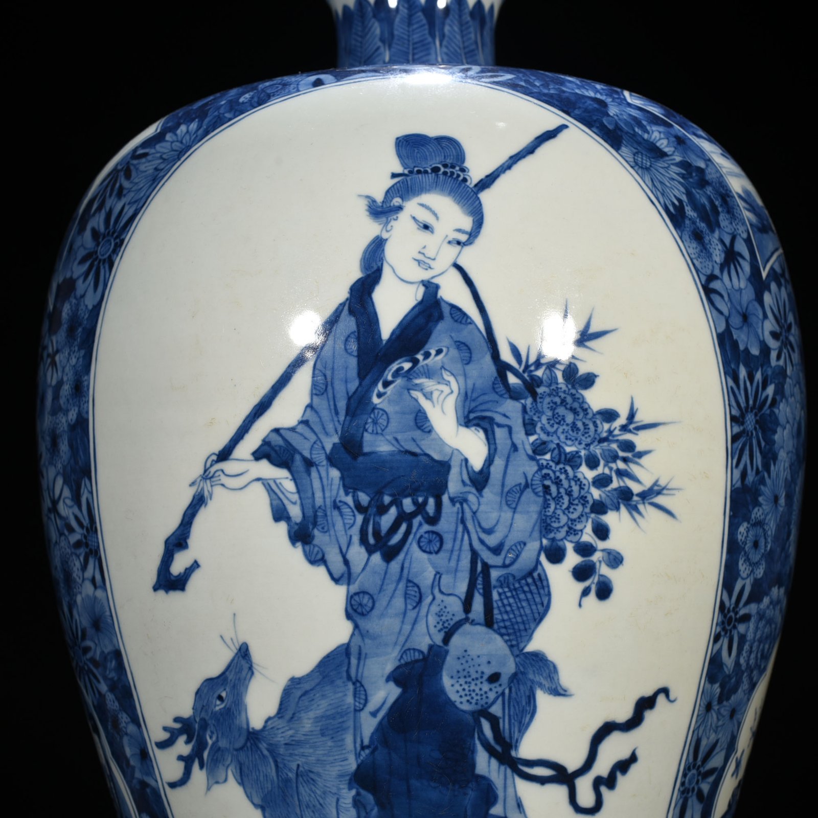 Qing Dynasty Kangxi blue and white Magu birthday gift plum vase with figure