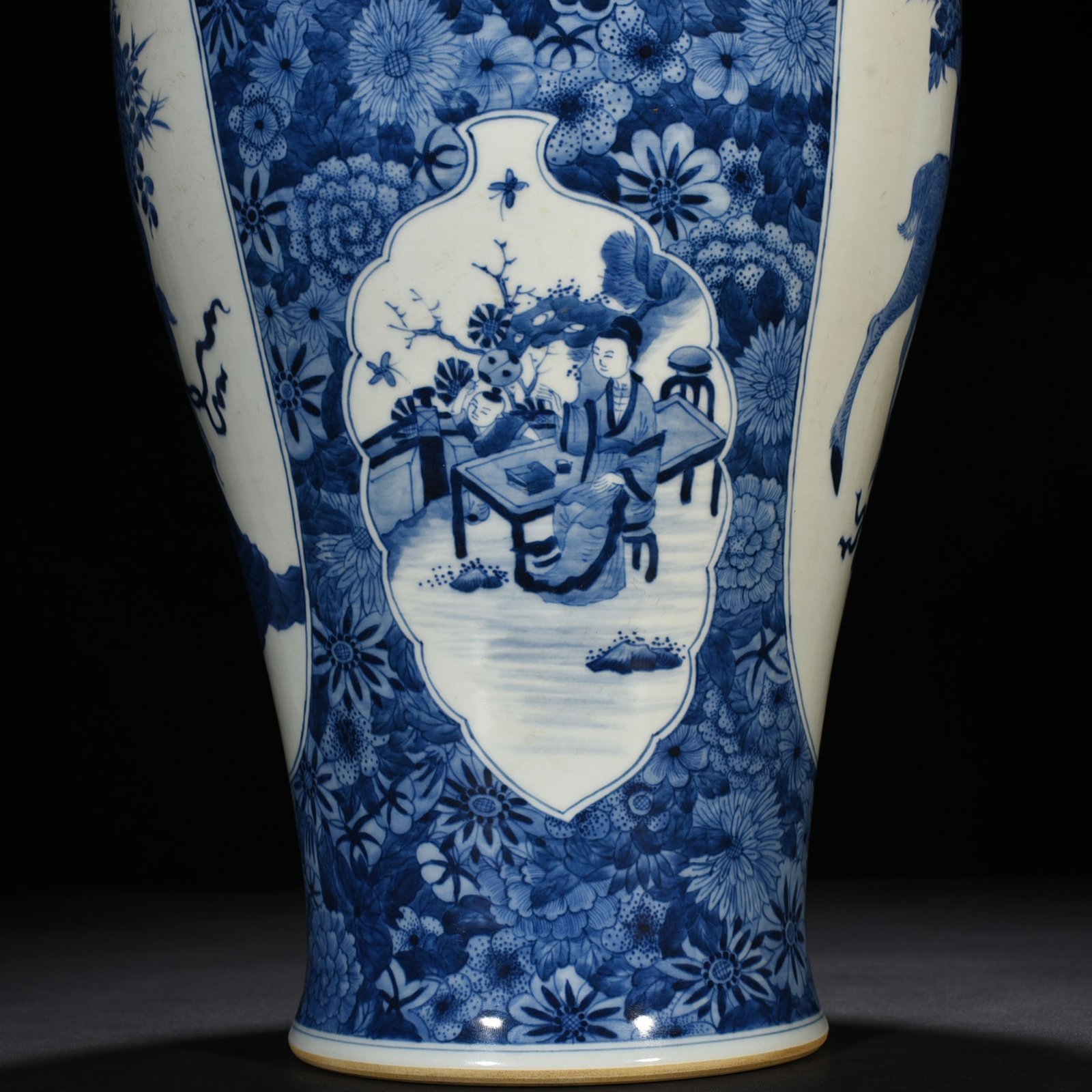 Qing Dynasty Kangxi blue and white Magu birthday gift plum vase with figure