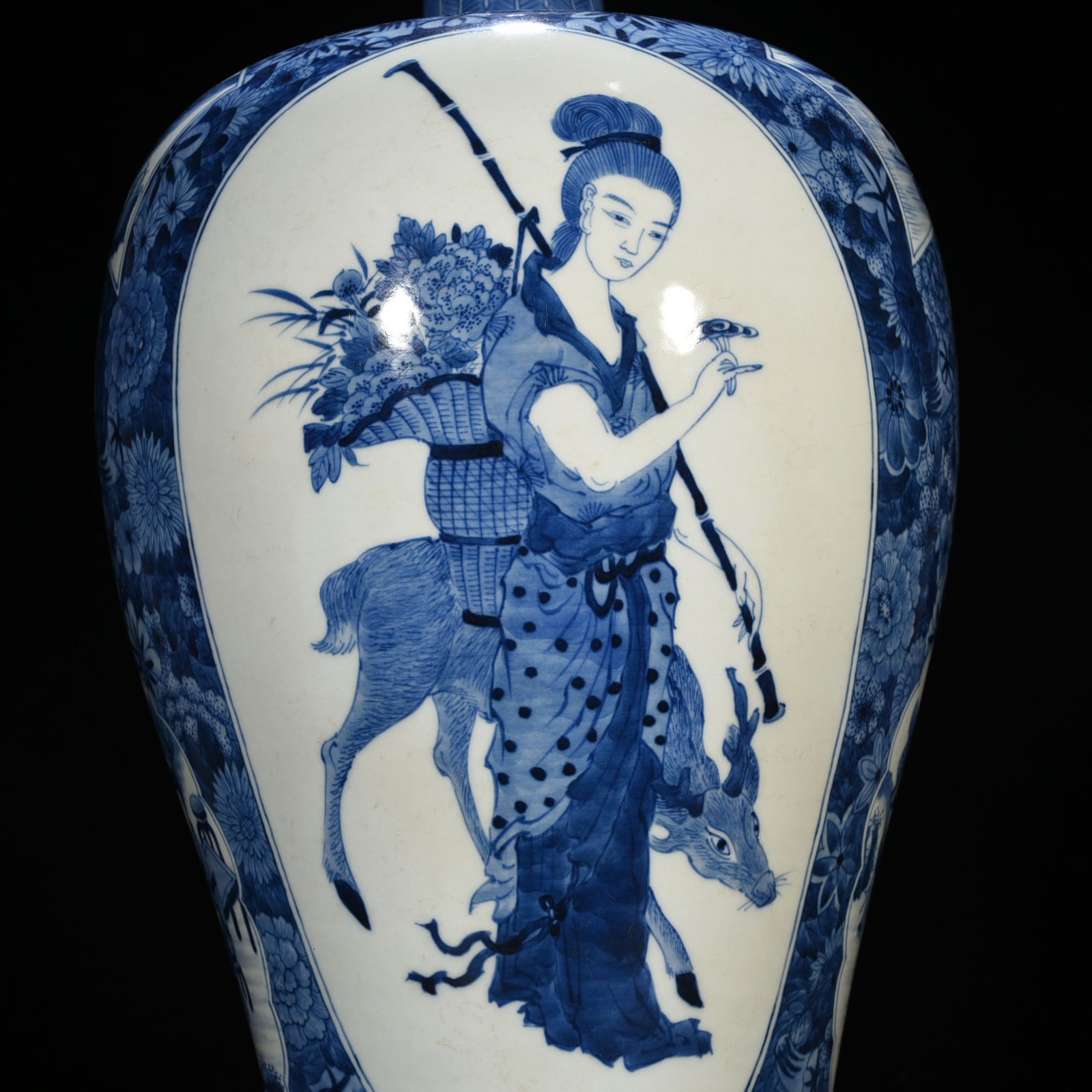 Qing Dynasty Kangxi blue and white Magu birthday gift plum vase with figure