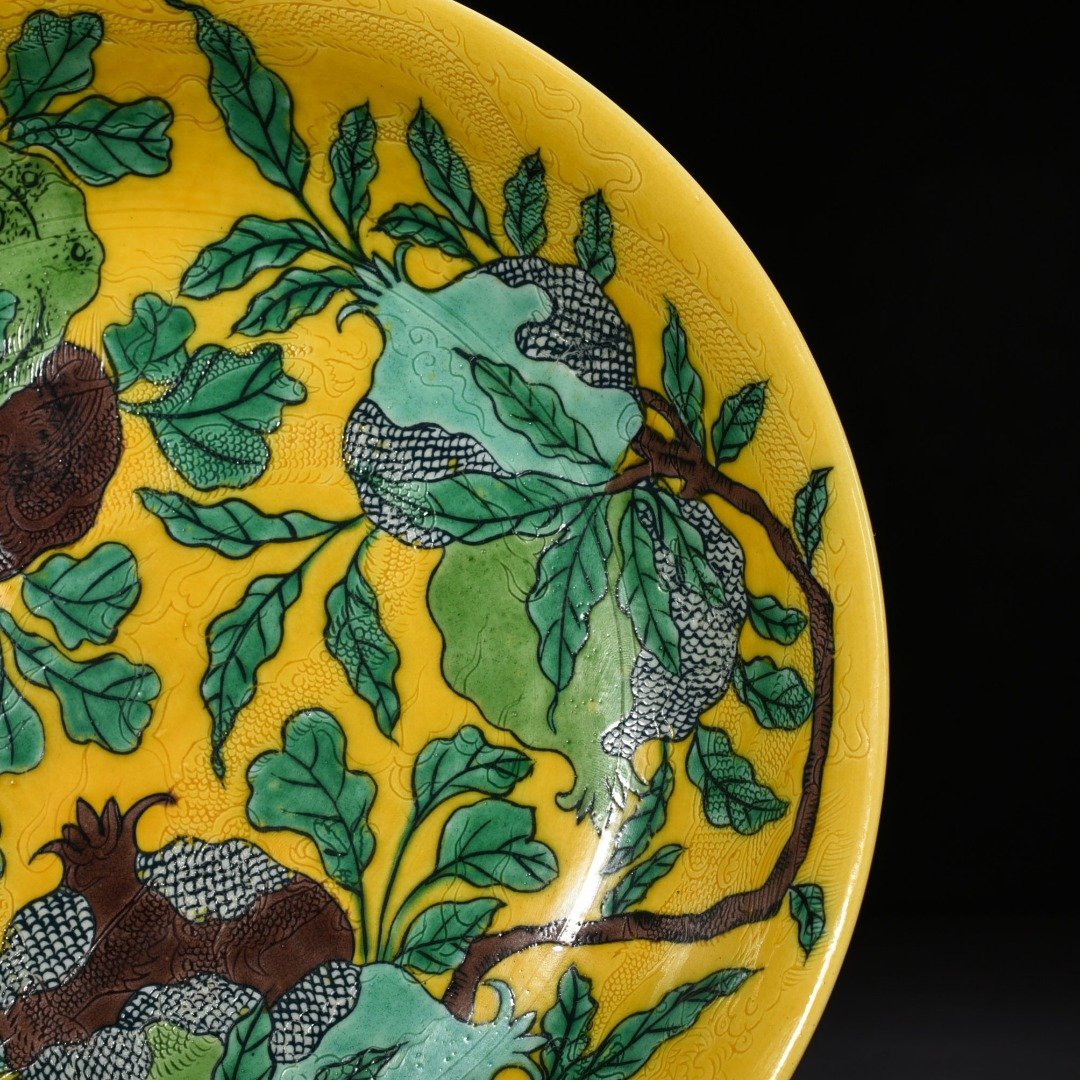 Qing Dynasty Kangxi yellow glazed plain three-color plate with folded branches