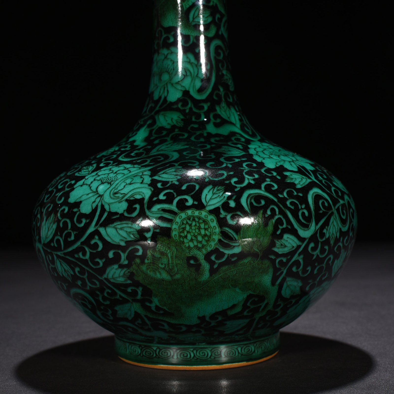 Qing Dynasty Kangxi black ground green glaze straight neck vase