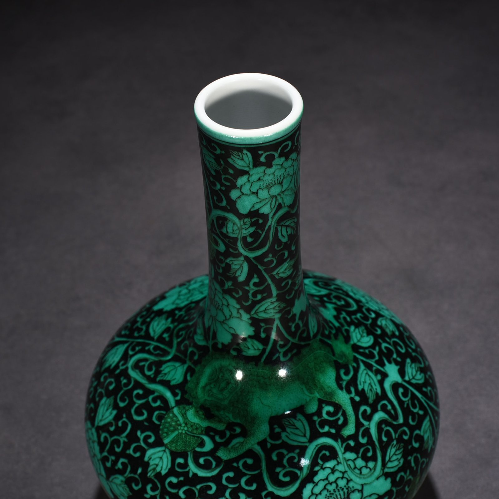 Qing Dynasty Kangxi black ground green glaze straight neck vase