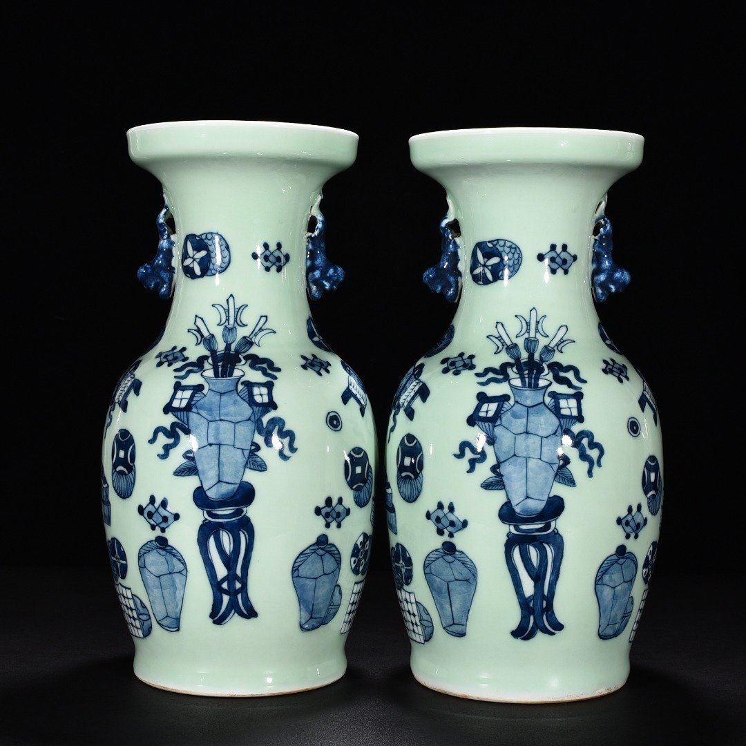 Qing Dynasty bean green glaze blue and white amphorae with ancient