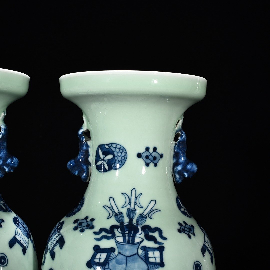 Qing Dynasty bean green glaze blue and white amphorae with ancient