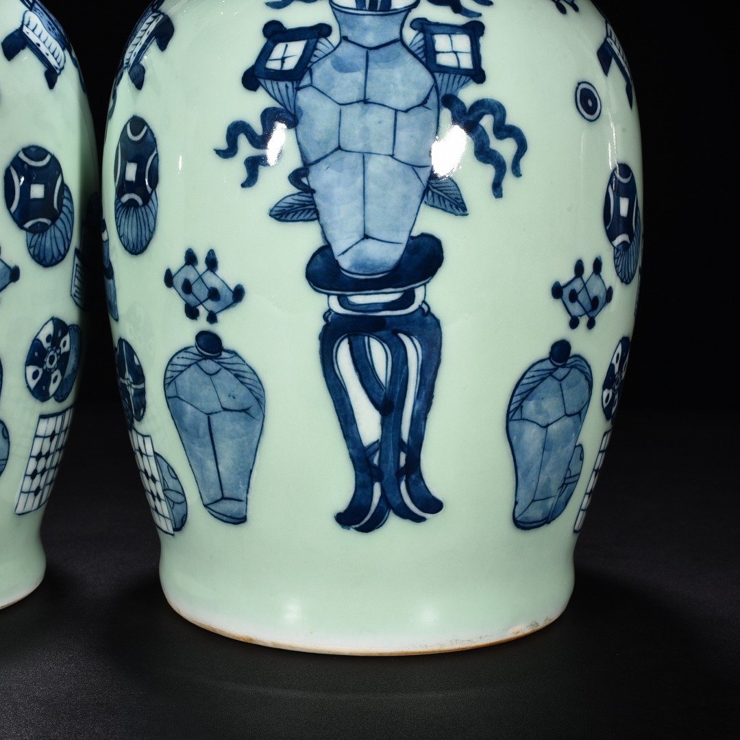 Qing Dynasty bean green glaze blue and white amphorae with ancient