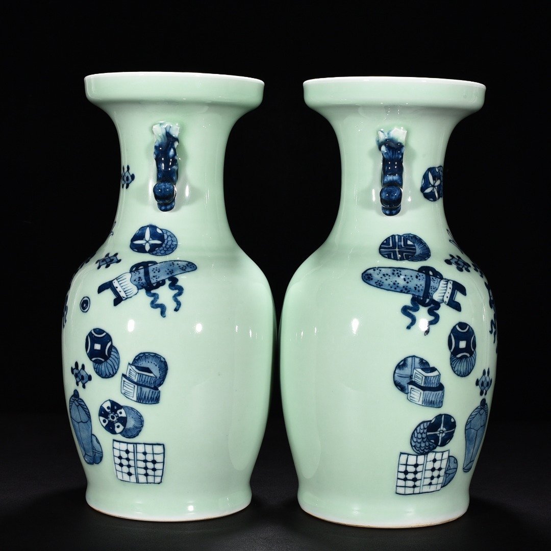 Qing Dynasty bean green glaze blue and white amphorae with ancient