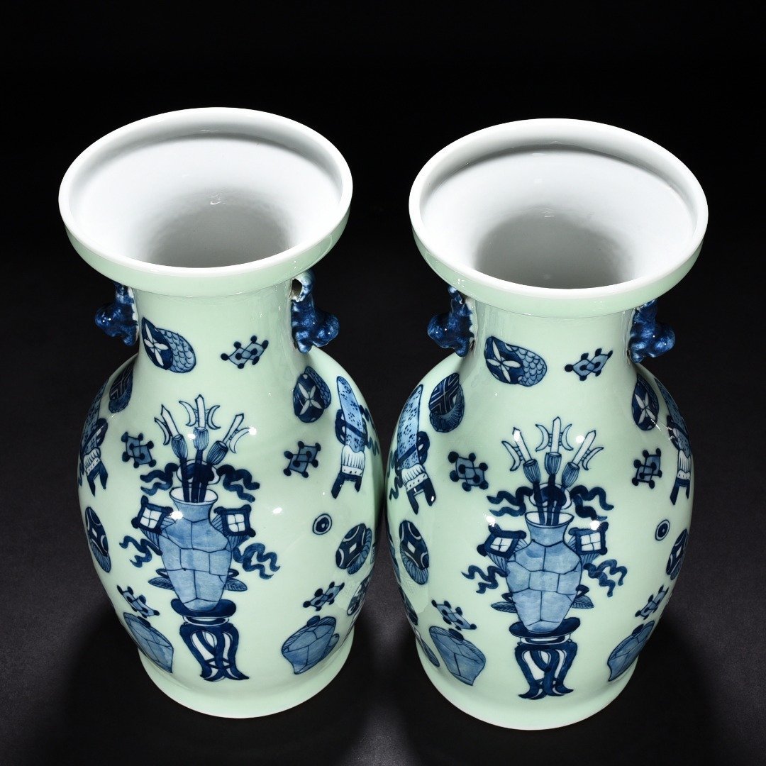 Qing Dynasty bean green glaze blue and white amphorae with ancient