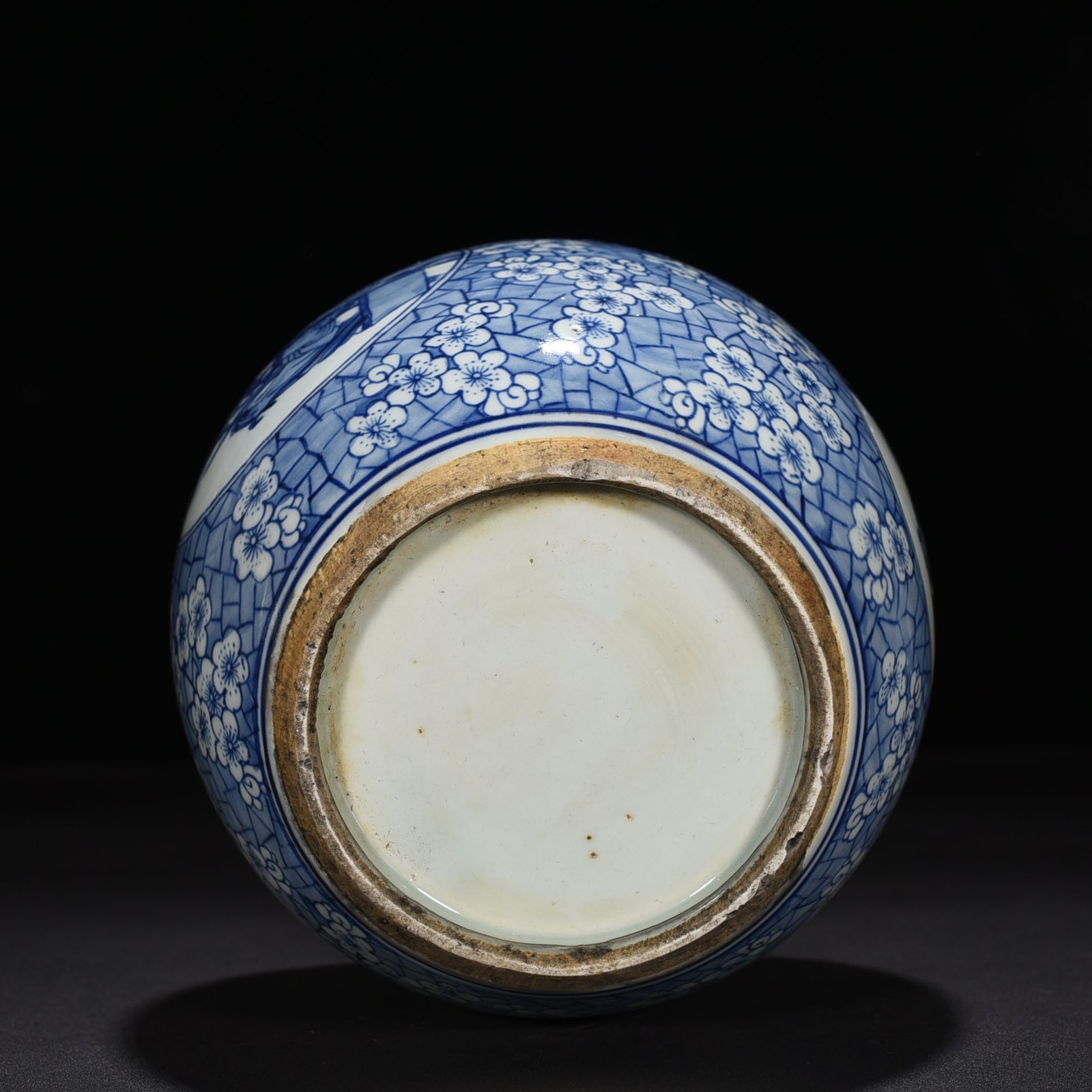 Qing Dynasty blue and white ice plum figure jar