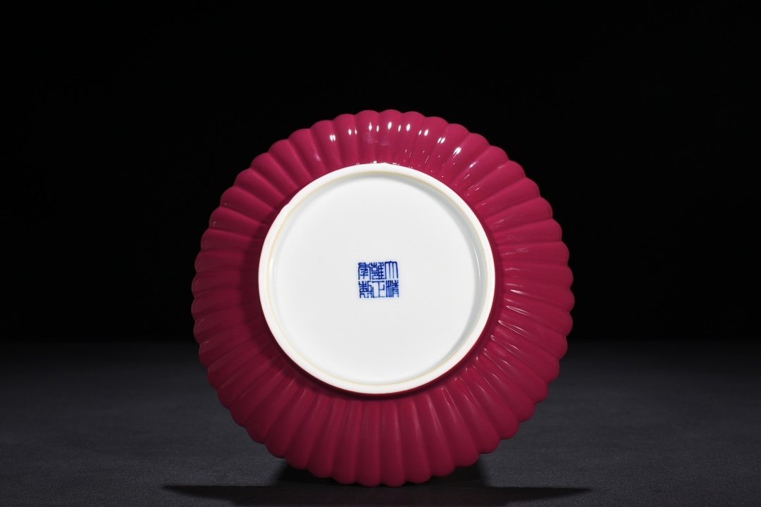 Qing Dynasty Yongzheng twelve-color glaze chrysanthemum petal dish