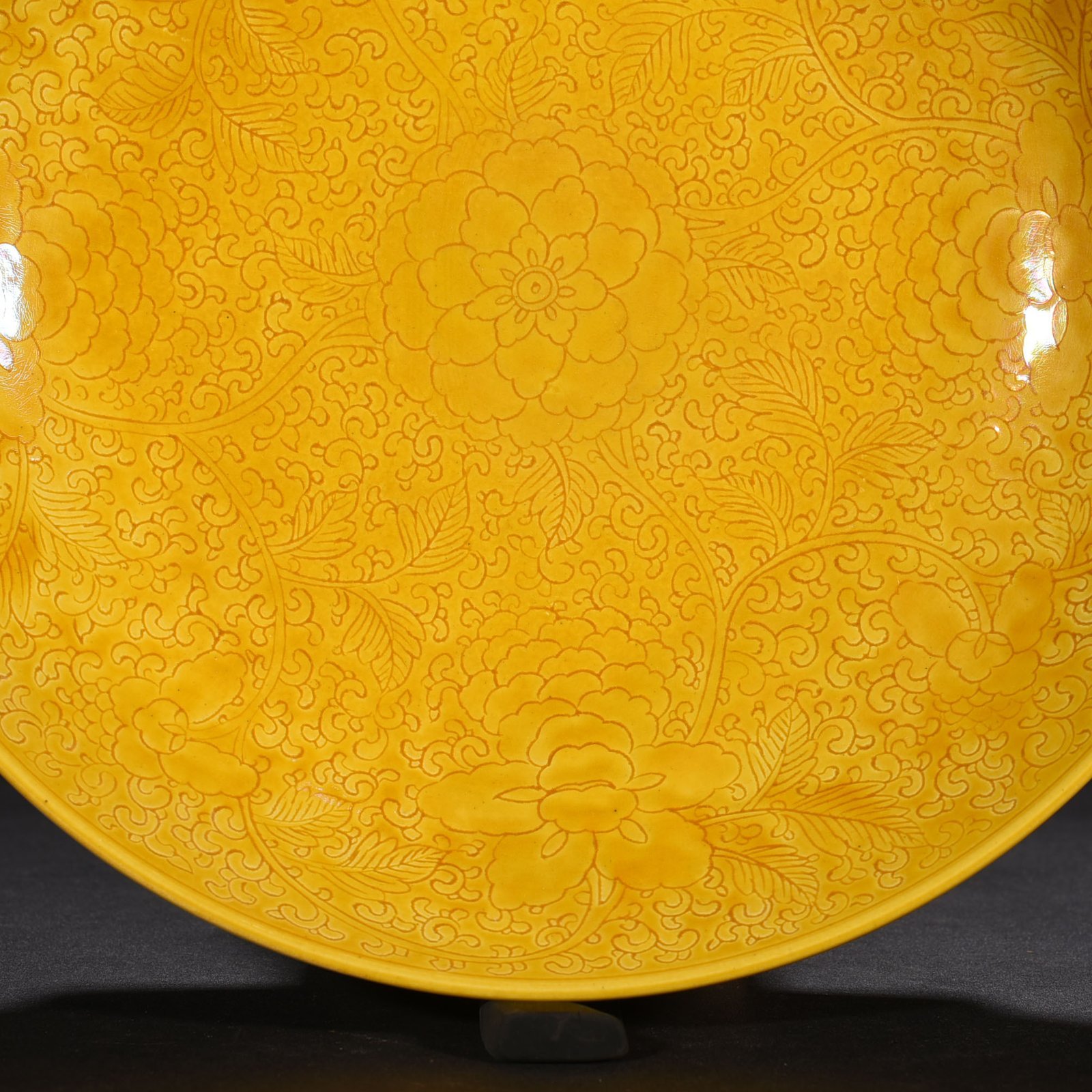 Qing Dynasty Yongzheng yellow glaze peony porcelain plate