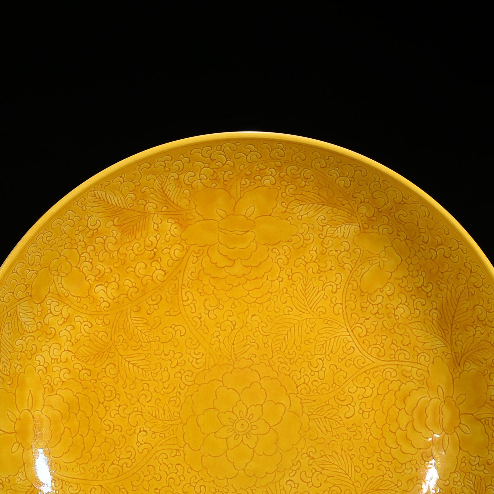 Qing Dynasty Yongzheng yellow glaze peony porcelain plate