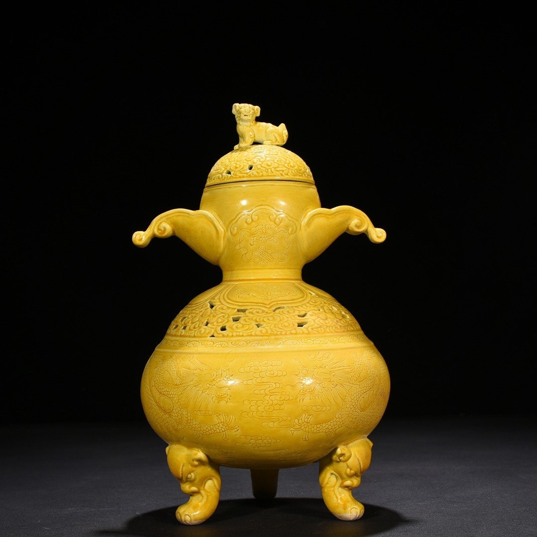 Qing Dynasty Yongzheng delicate yellow glaze hollow smoker with dragon