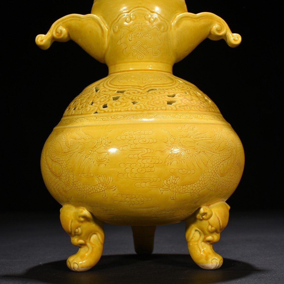 Qing Dynasty Yongzheng delicate yellow glaze hollow smoker with dragon