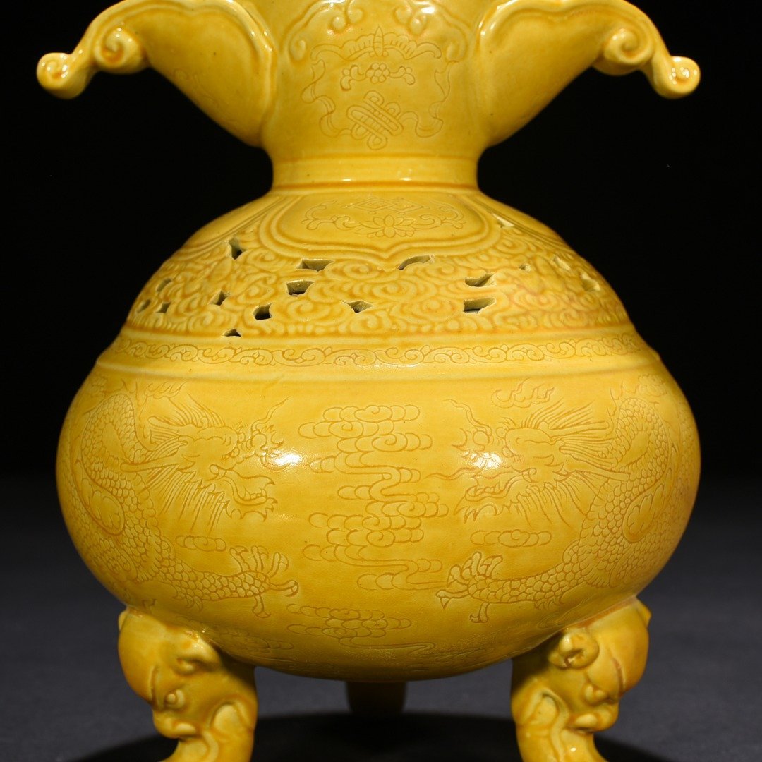 Qing Dynasty Yongzheng delicate yellow glaze hollow smoker with dragon