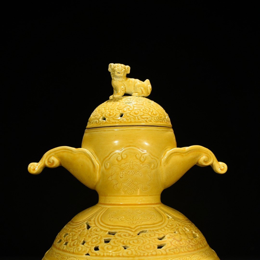 Qing Dynasty Yongzheng delicate yellow glaze hollow smoker with dragon