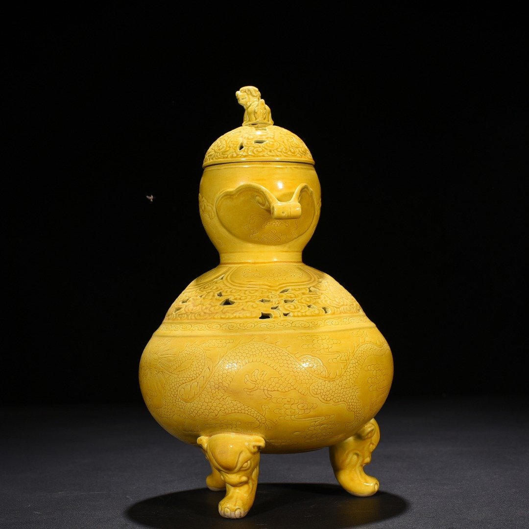 Qing Dynasty Yongzheng delicate yellow glaze hollow smoker with dragon